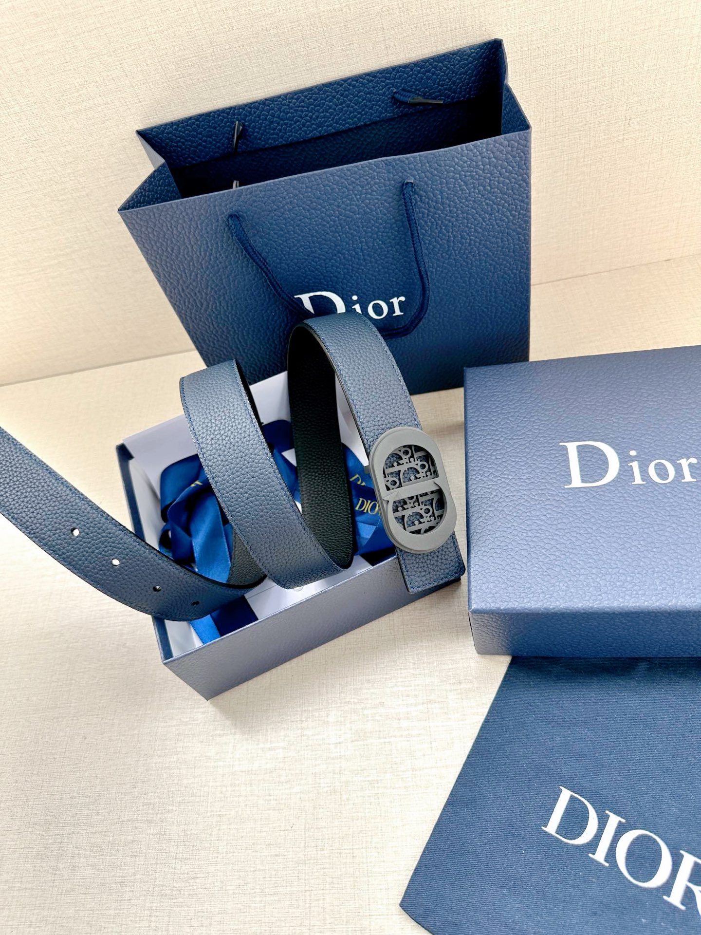 宽度3.5cm 这款白/金色饰面不锈钢腰带扣采用“CD”标志点缀 镌刻有 Dior Oblique 图案-Chinese UA Cheap High Quatity Brand Clothes Bags handbags Sneakers wholesale wholesaler seller from China Factory suppliers Fashion Clothing Shoes best Quality Beautiful Price 宽度3.5cm 这款白/金色饰面不锈钢腰带扣采用“CD”标志点缀 镌刻有 Dior Oblique 图案