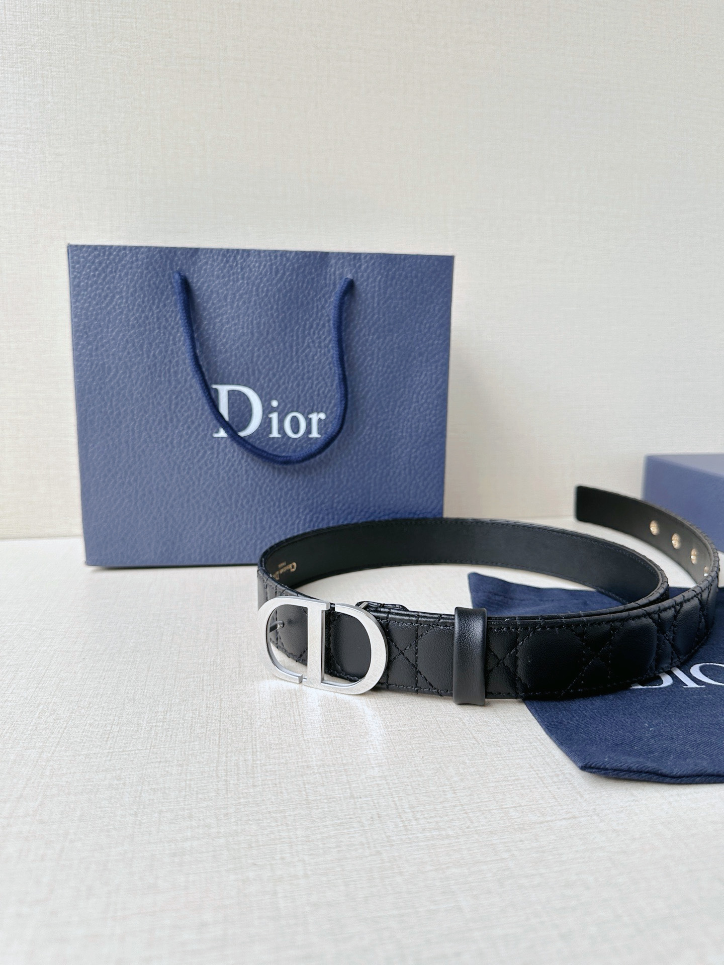 宽度3.0cm 这款30 Montaigne 腰带从同名手袋汲取灵感-Top High Quatity Cheap Sneakers Fashion Clothing Clothes Bags handbags Shoes of all Brand wholesale With The best Quality And Beautiful Price from China Factory Chinese suppliers wholesaler seller 宽度3.0cm 这款30 Montaigne 腰带从同名手袋汲取灵感