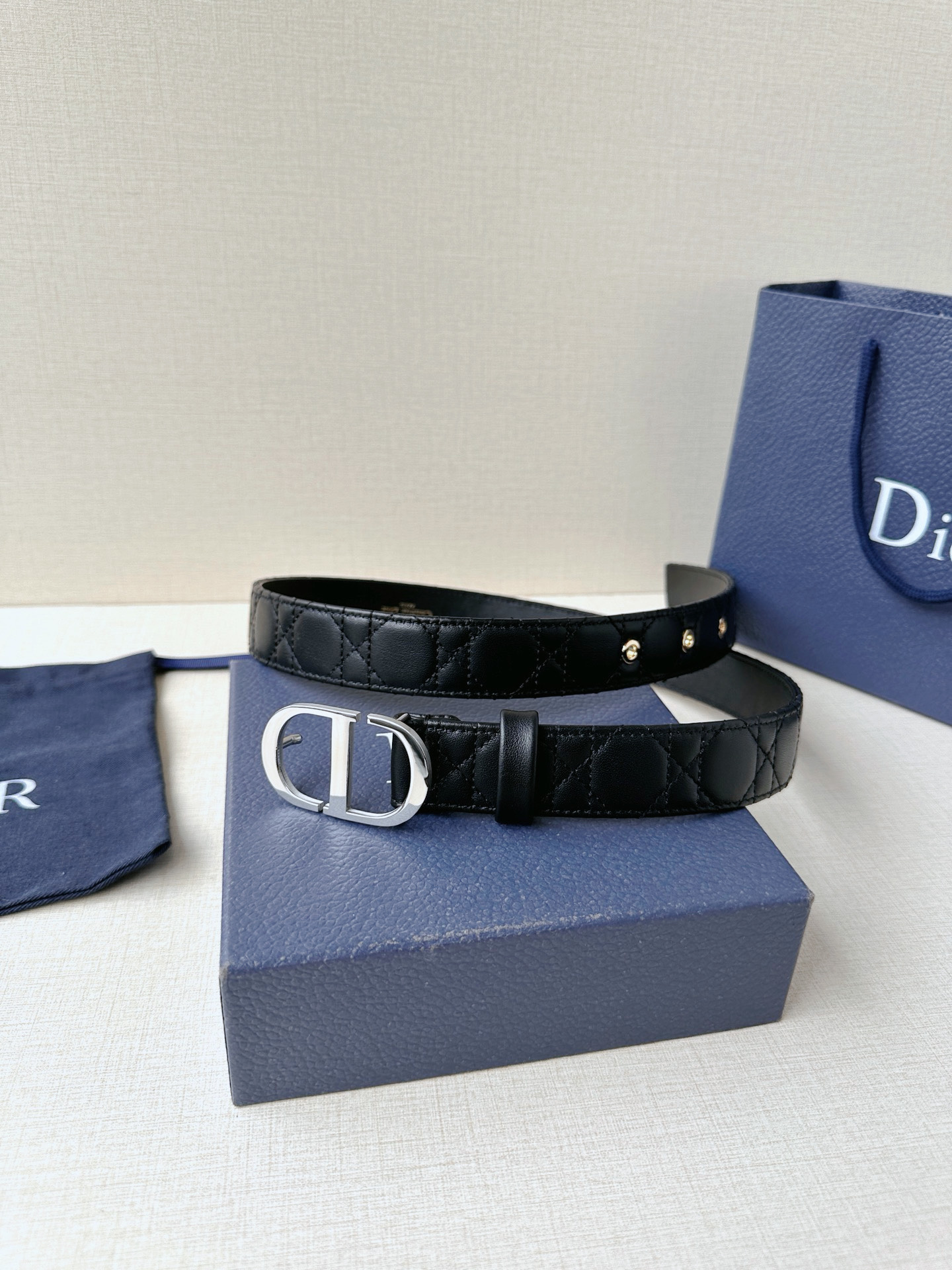 宽度3.0cm 这款30 Montaigne 腰带从同名手袋汲取灵感-Top High Quatity Cheap Sneakers Fashion Clothing Clothes Bags handbags Shoes of all Brand wholesale With The best Quality And Beautiful Price from China Factory Chinese suppliers wholesaler seller 宽度3.0cm 这款30 Montaigne 腰带从同名手袋汲取灵感