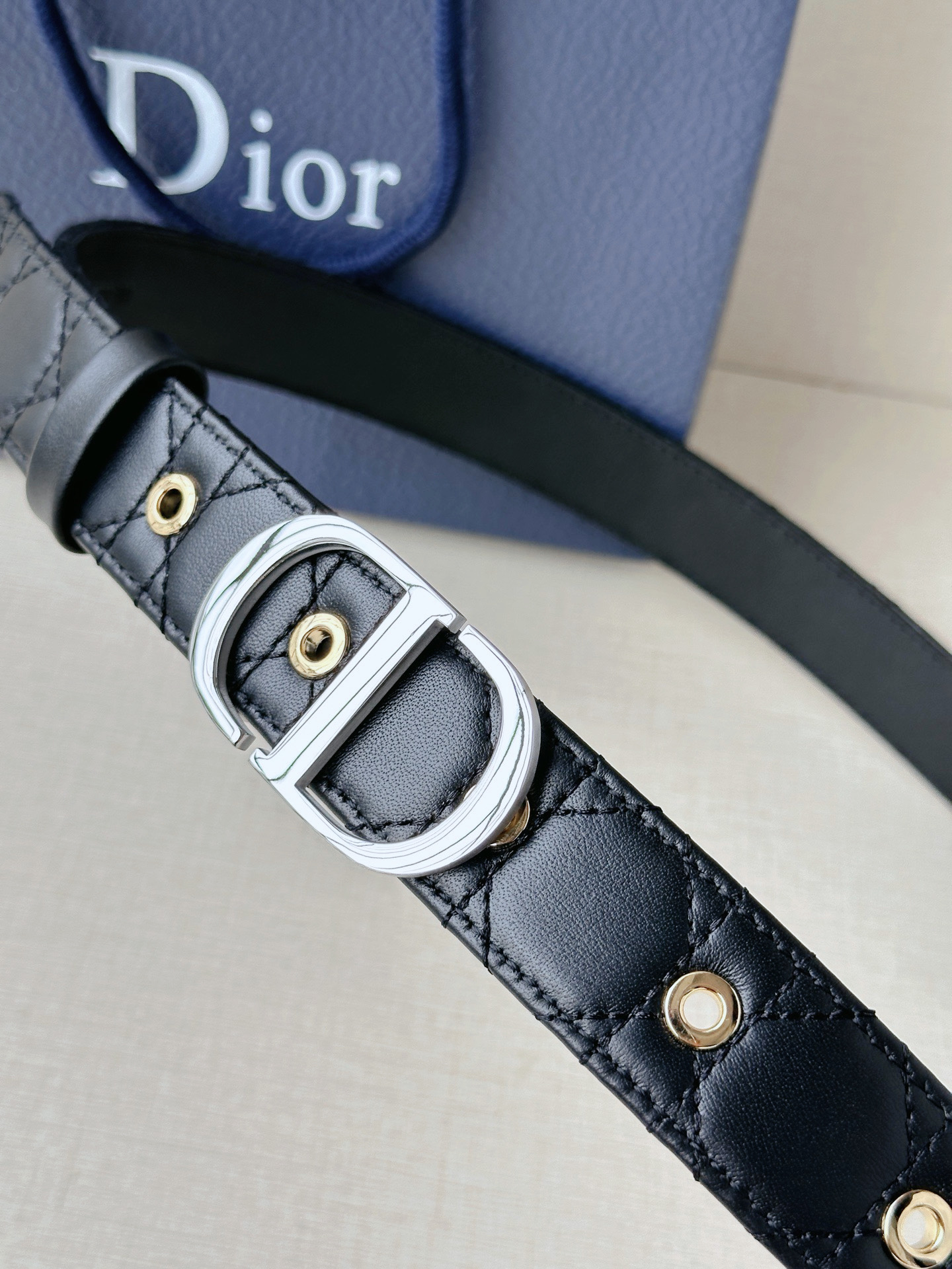 宽度3.0cm 这款30 Montaigne 腰带从同名手袋汲取灵感-Top High Quatity Cheap Sneakers Fashion Clothing Clothes Bags handbags Shoes of all Brand wholesale With The best Quality And Beautiful Price from China Factory Chinese suppliers wholesaler seller 宽度3.0cm 这款30 Montaigne 腰带从同名手袋汲取灵感