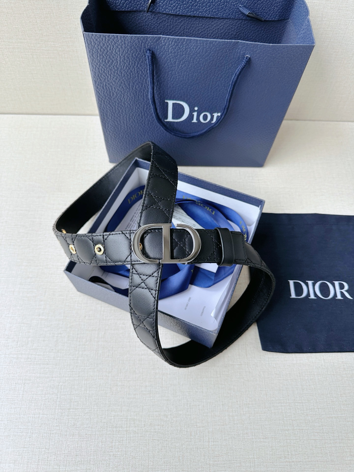 宽度3.0cm 这款30 Montaigne 腰带从同名手袋汲取灵感-Top High Quatity Cheap Sneakers Fashion Clothing Clothes Bags handbags Shoes of all Brand wholesale With The best Quality And Beautiful Price from China Factory Chinese suppliers wholesaler seller 宽度3.0cm 这款30 Montaigne 腰带从同名手袋汲取灵感