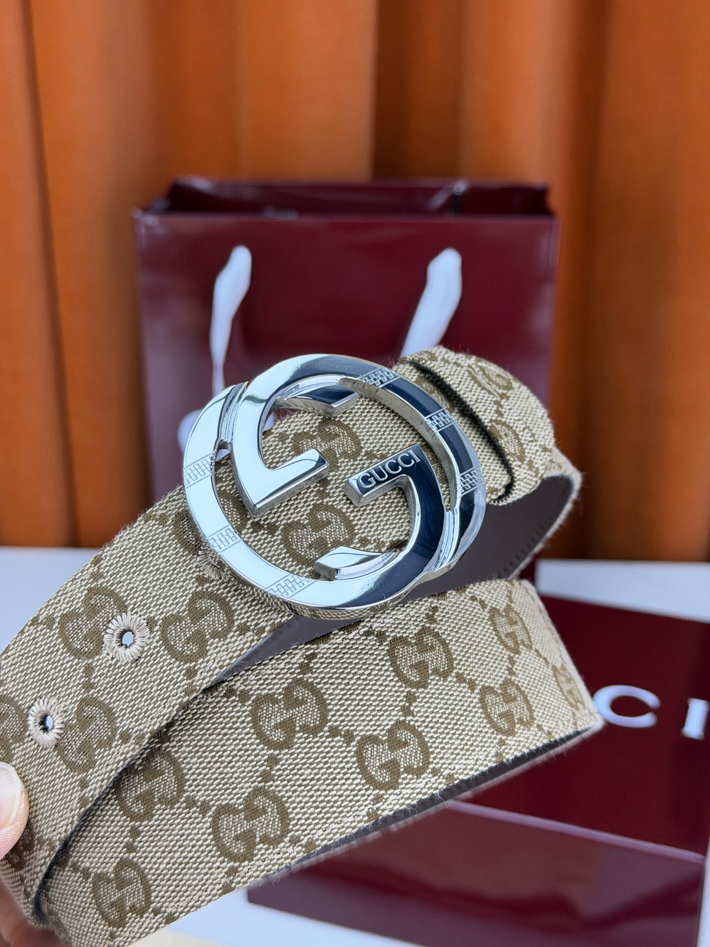 宽度3.8cm Gucci双G扣皮带点燃街头气场。3.8cm利落宽度，帆布与皮革双面切换，硬核与优雅自由