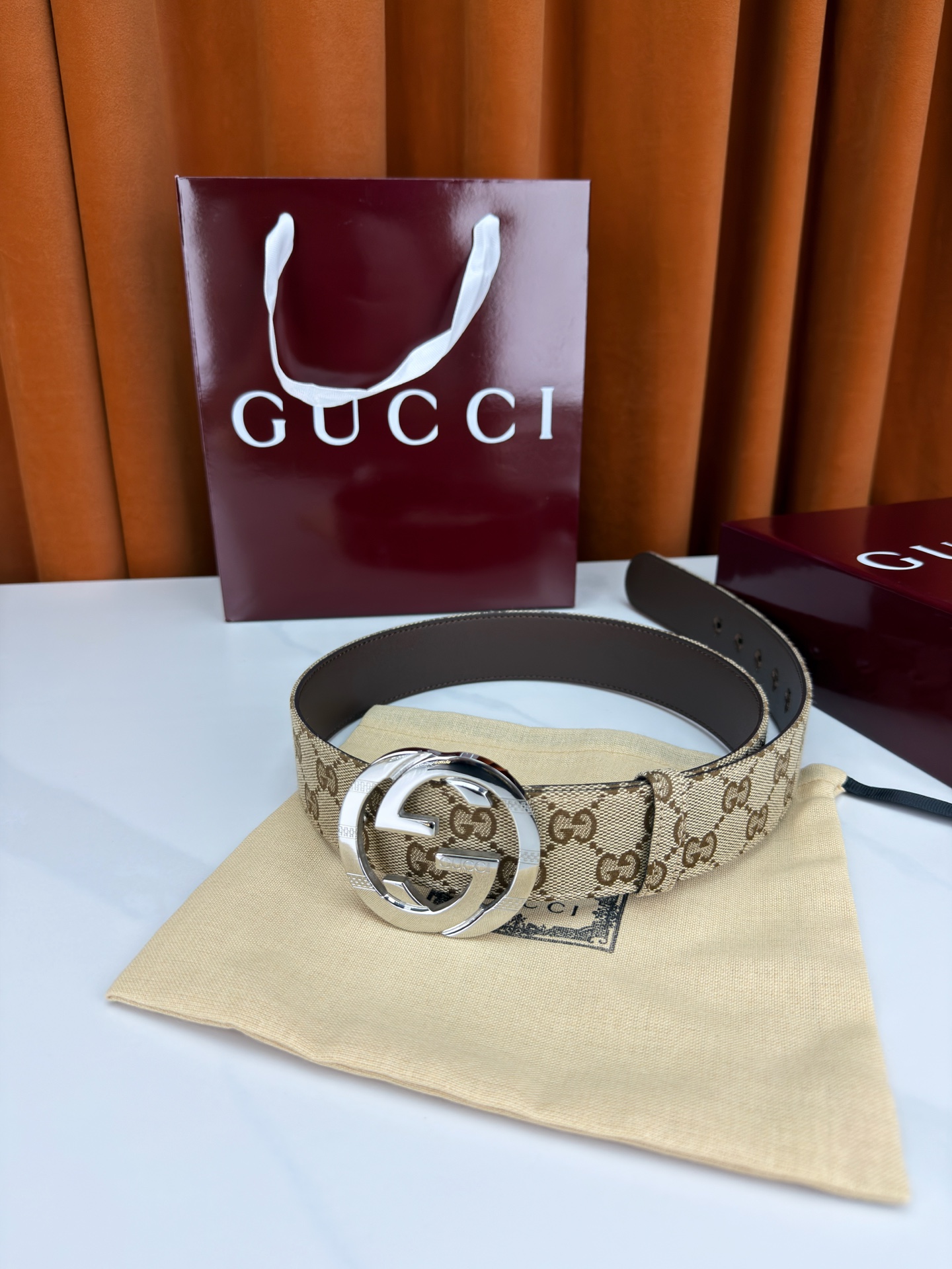 宽度3.8cm Gucci双G扣皮带点燃街头气场。3.8cm利落宽度，帆布与皮革双面切换，硬核与优雅自由