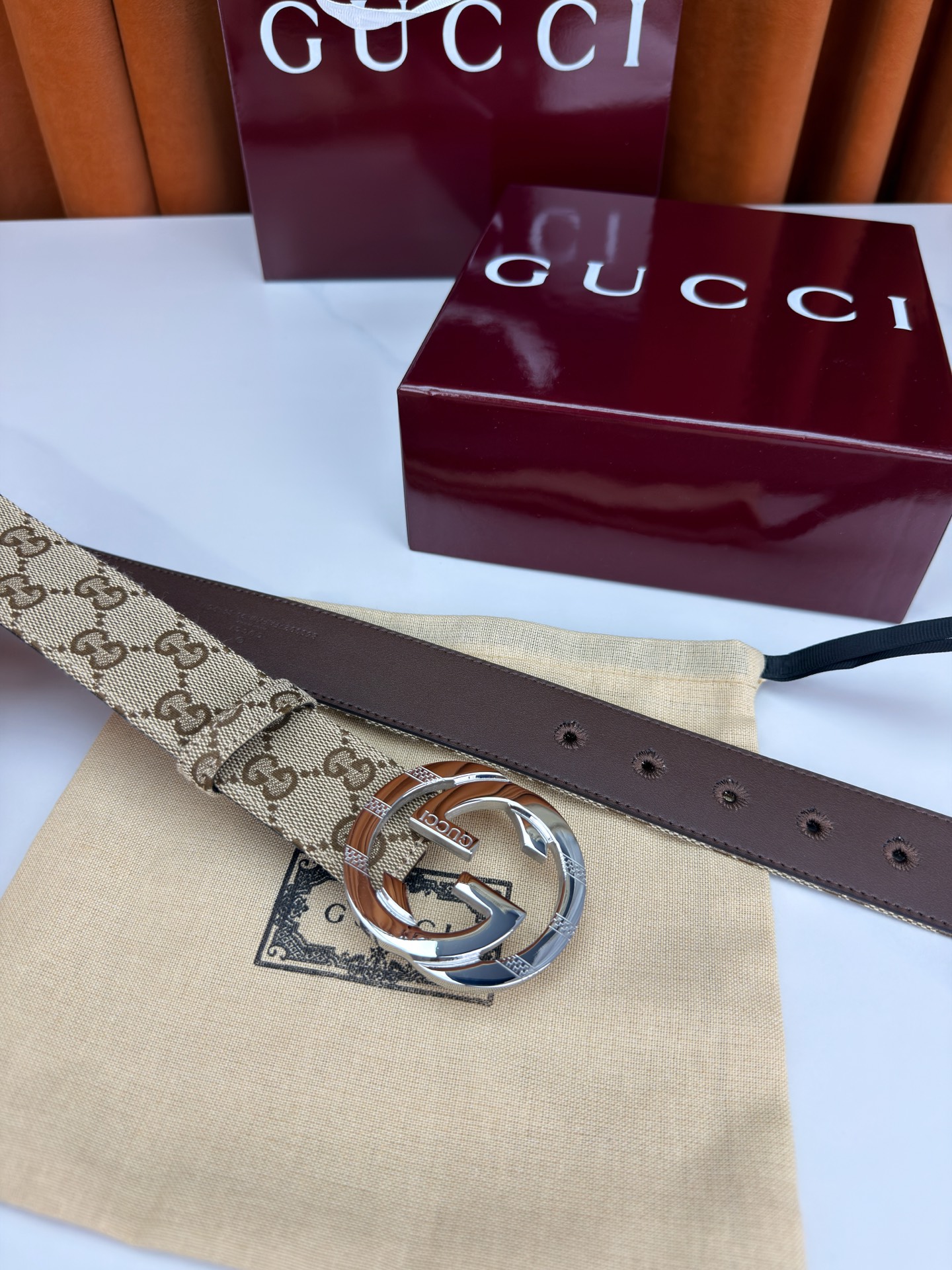宽度3.8cm Gucci双G扣皮带点燃街头气场。3.8cm利落宽度，帆布与皮革双面切换，硬核与优雅自由