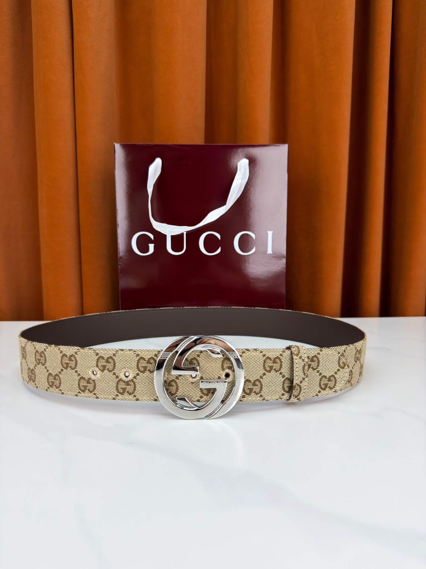 宽度3.8cm Gucci双G扣皮带点燃街头气场。3.8cm利落宽度，帆布与皮革双面切换，硬核与优雅自由