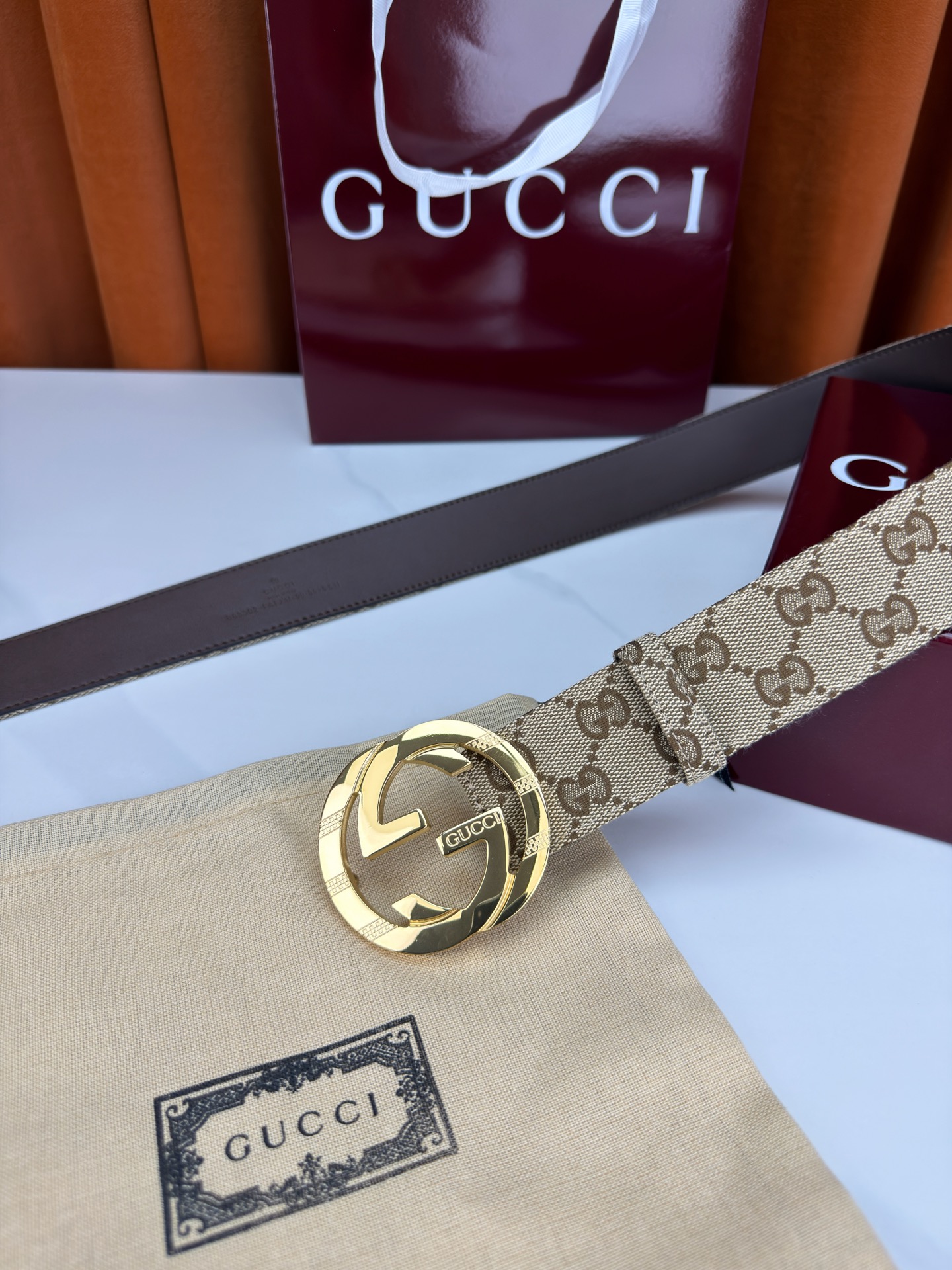 宽度3.8cm Gucci双G扣皮带点燃街头气场。3.8cm利落宽度，帆布与皮革双面切换，硬核与优雅自由