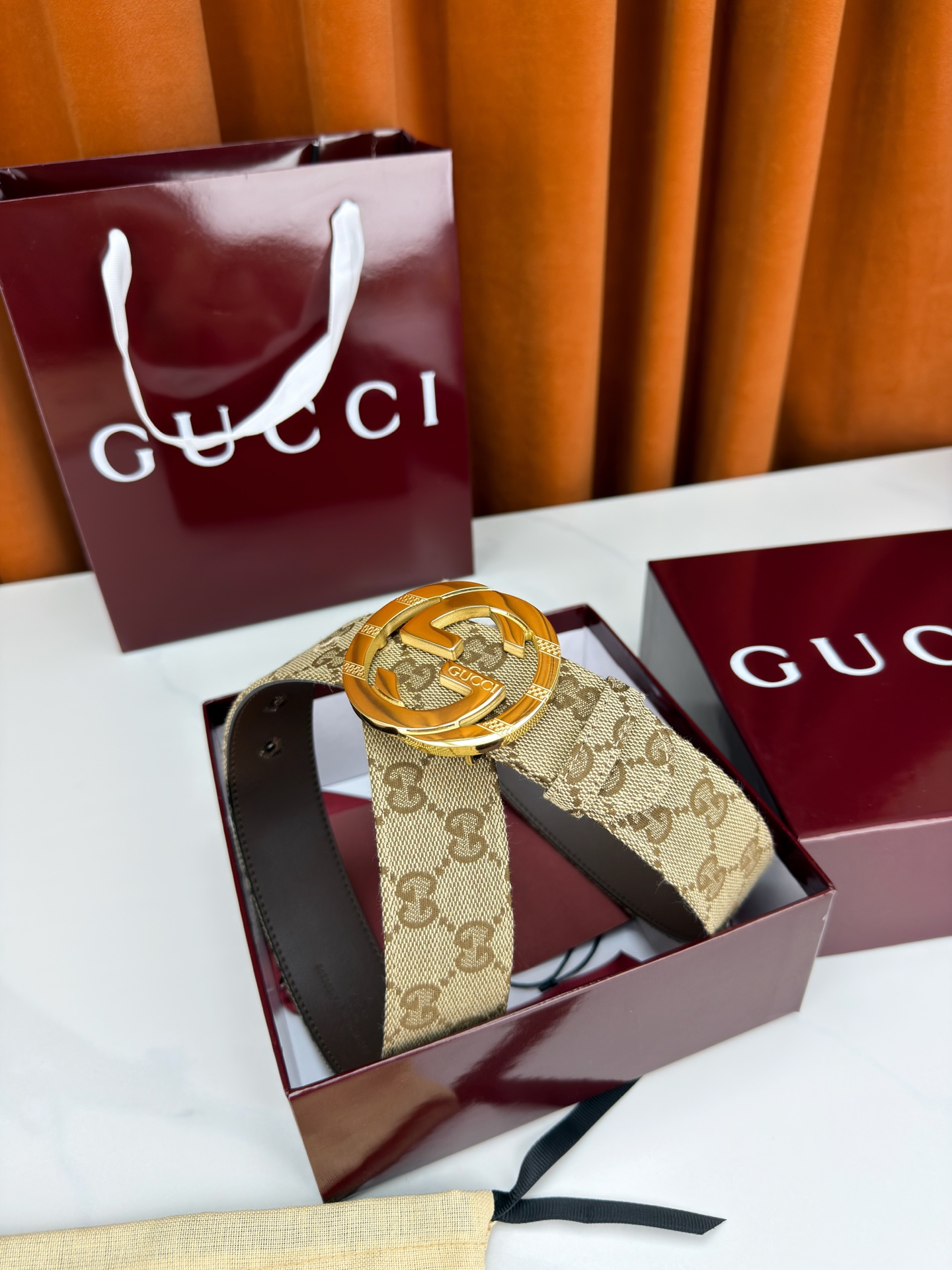 宽度3.8cm Gucci双G扣皮带点燃街头气场。3.8cm利落宽度，帆布与皮革双面切换，硬核与优雅自由