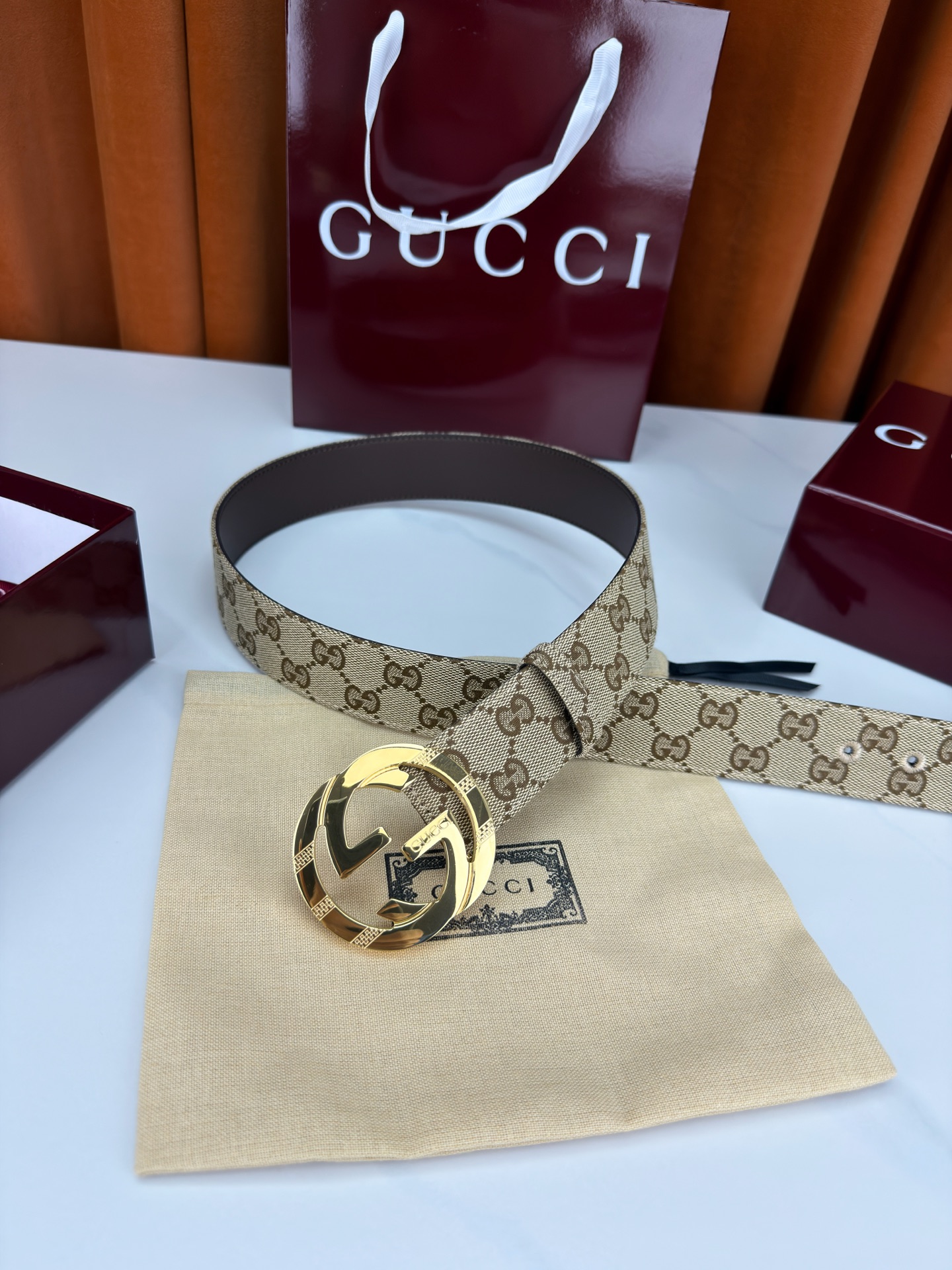 宽度3.8cm Gucci双G扣皮带点燃街头气场。3.8cm利落宽度，帆布与皮革双面切换，硬核与优雅自由