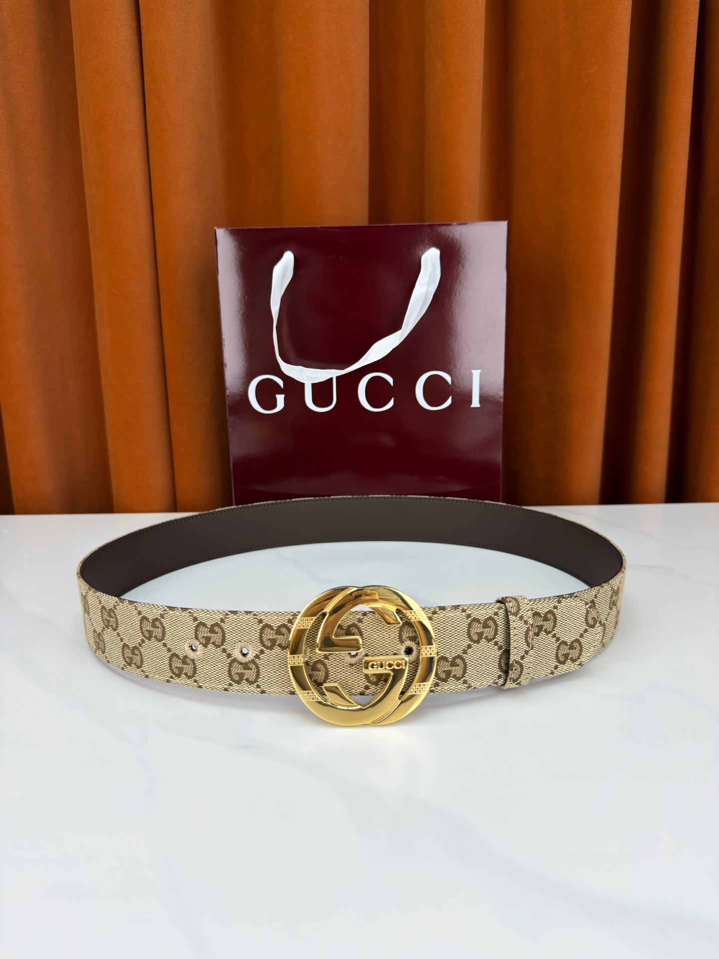 宽度3.8cm Gucci双G扣皮带点燃街头气场。3.8cm利落宽度，帆布与皮革双面切换，硬核与优雅自由