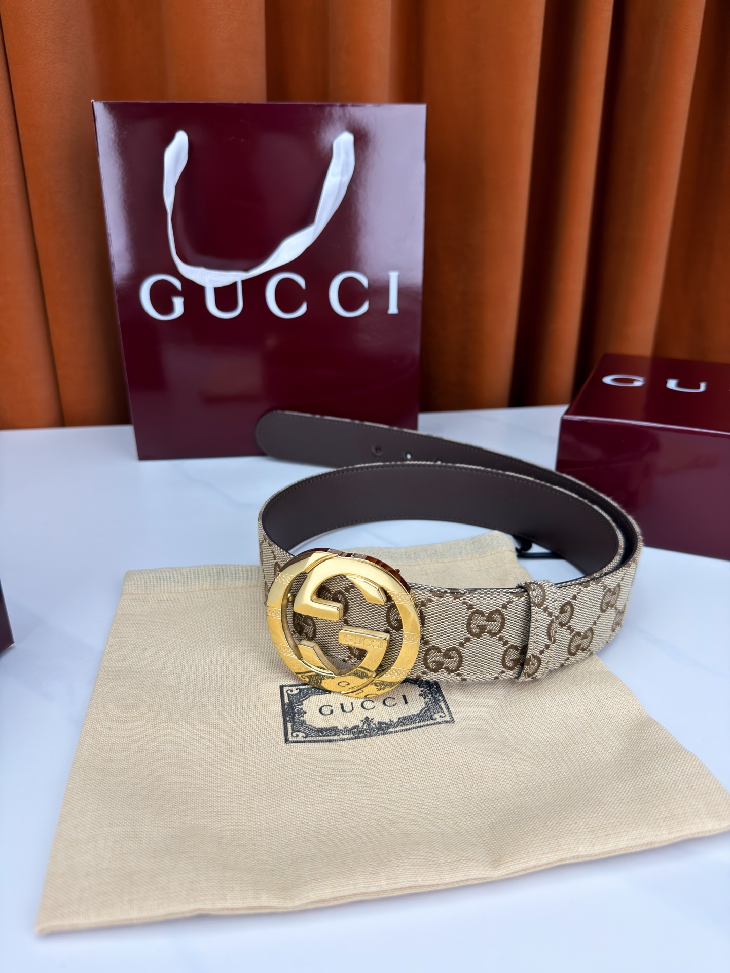 宽度3.8cm Gucci双G扣皮带点燃街头气场。3.8cm利落宽度，帆布与皮革双面切换，硬核与优雅自由