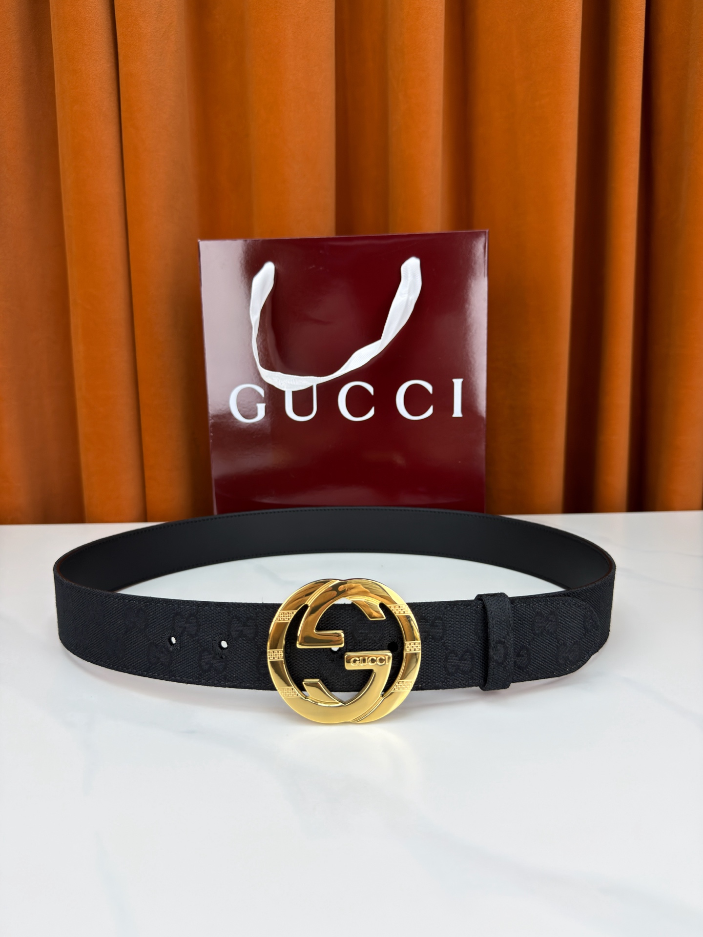 宽度3.8cm Gucci双G扣皮带点燃街头气场。3.8cm利落宽度，帆布与皮革双面切换，硬核与优雅自由