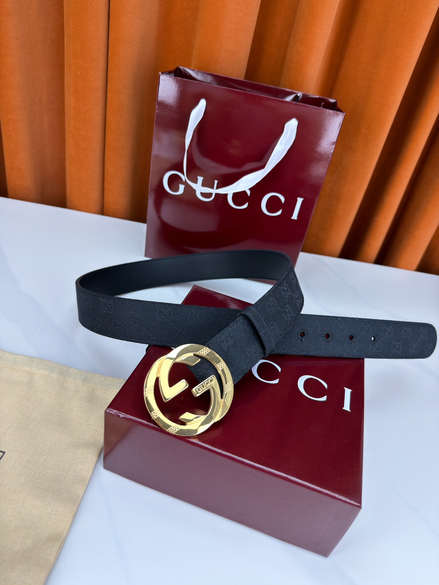 宽度3.8cm Gucci双G扣皮带点燃街头气场。3.8cm利落宽度，帆布与皮革双面切换，硬核与优雅自由