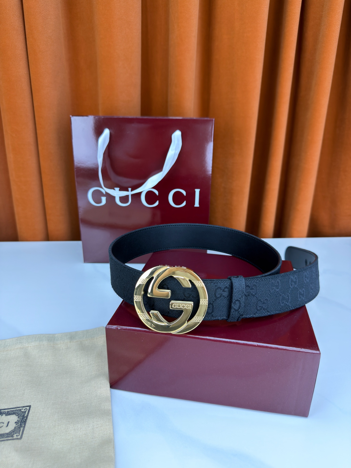 宽度3.8cm Gucci双G扣皮带点燃街头气场。3.8cm利落宽度，帆布与皮革双面切换，硬核与优雅自由