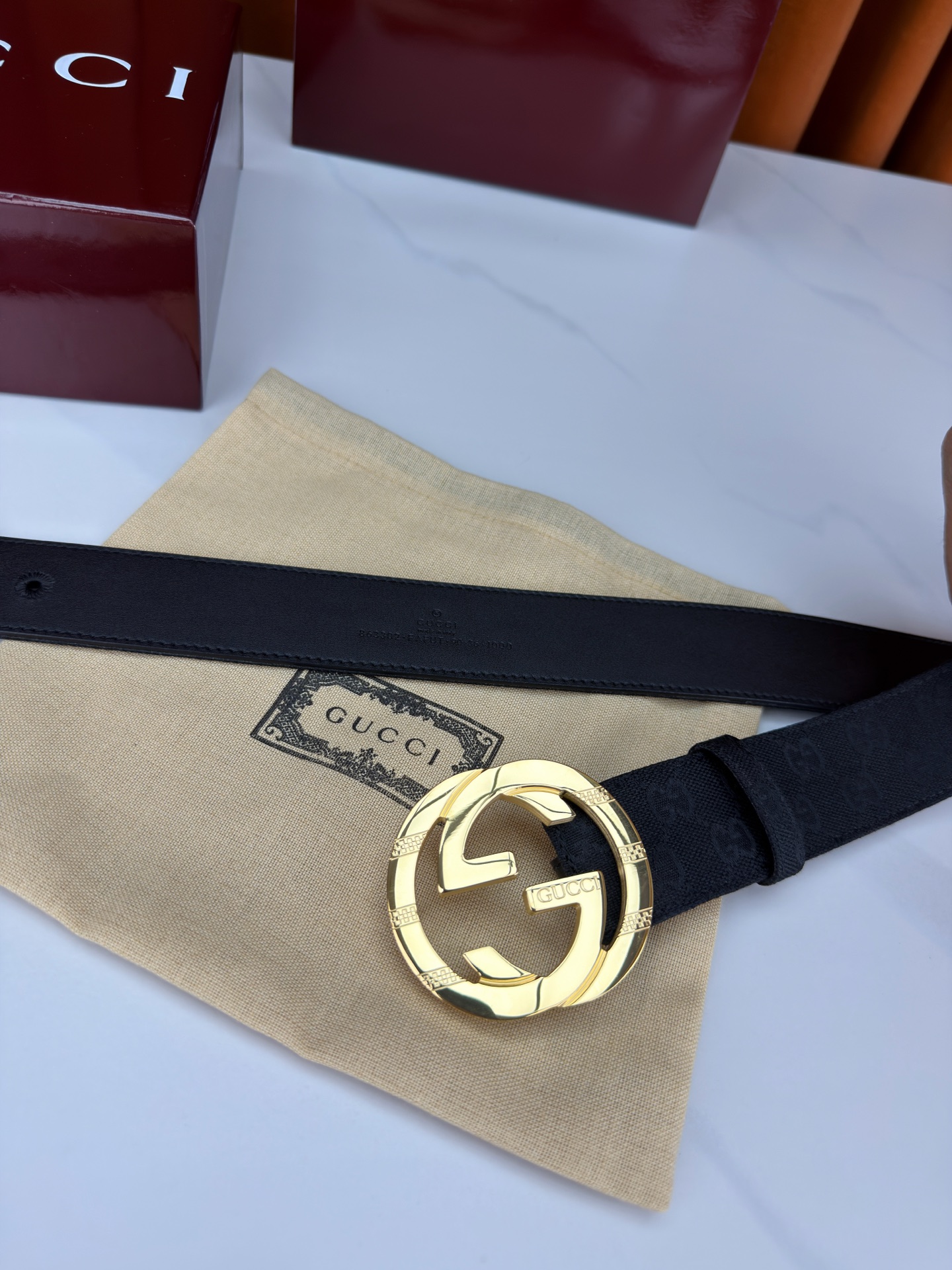 宽度3.8cm Gucci双G扣皮带点燃街头气场。3.8cm利落宽度，帆布与皮革双面切换，硬核与优雅自由