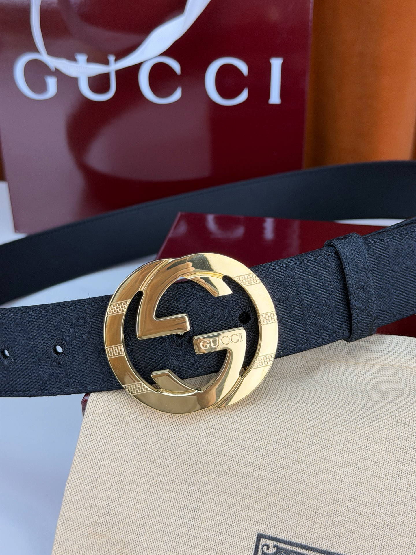 宽度3.8cm Gucci双G扣皮带点燃街头气场。3.8cm利落宽度，帆布与皮革双面切换，硬核与优雅自由