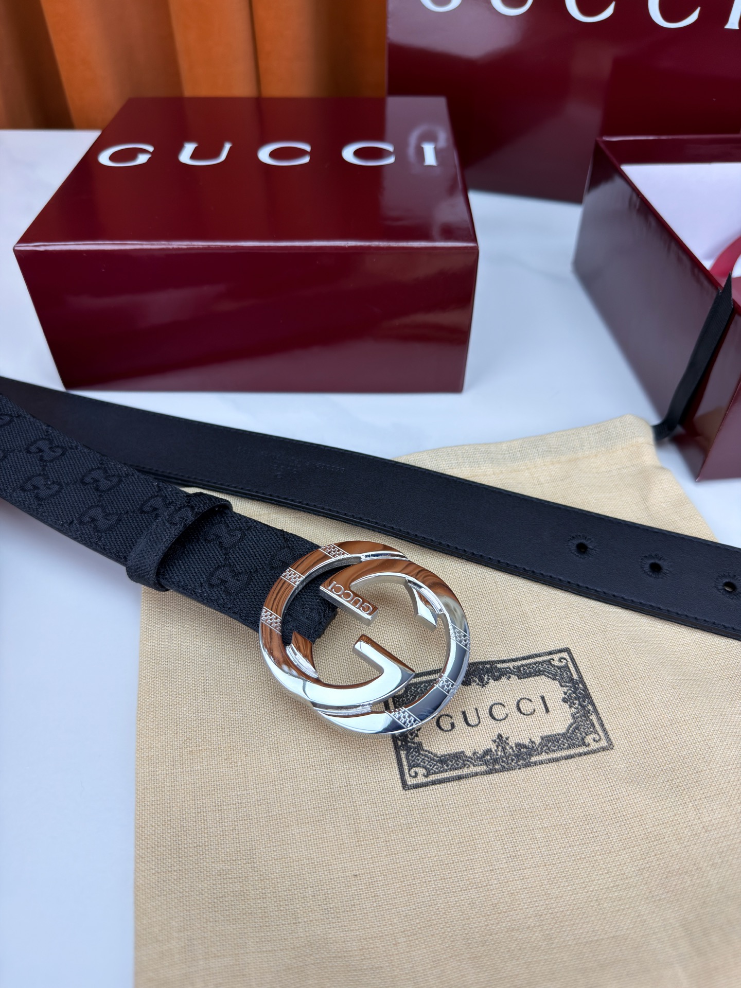 宽度3.8cm Gucci双G扣皮带点燃街头气场。3.8cm利落宽度，帆布与皮革双面切换，硬核与优雅自由