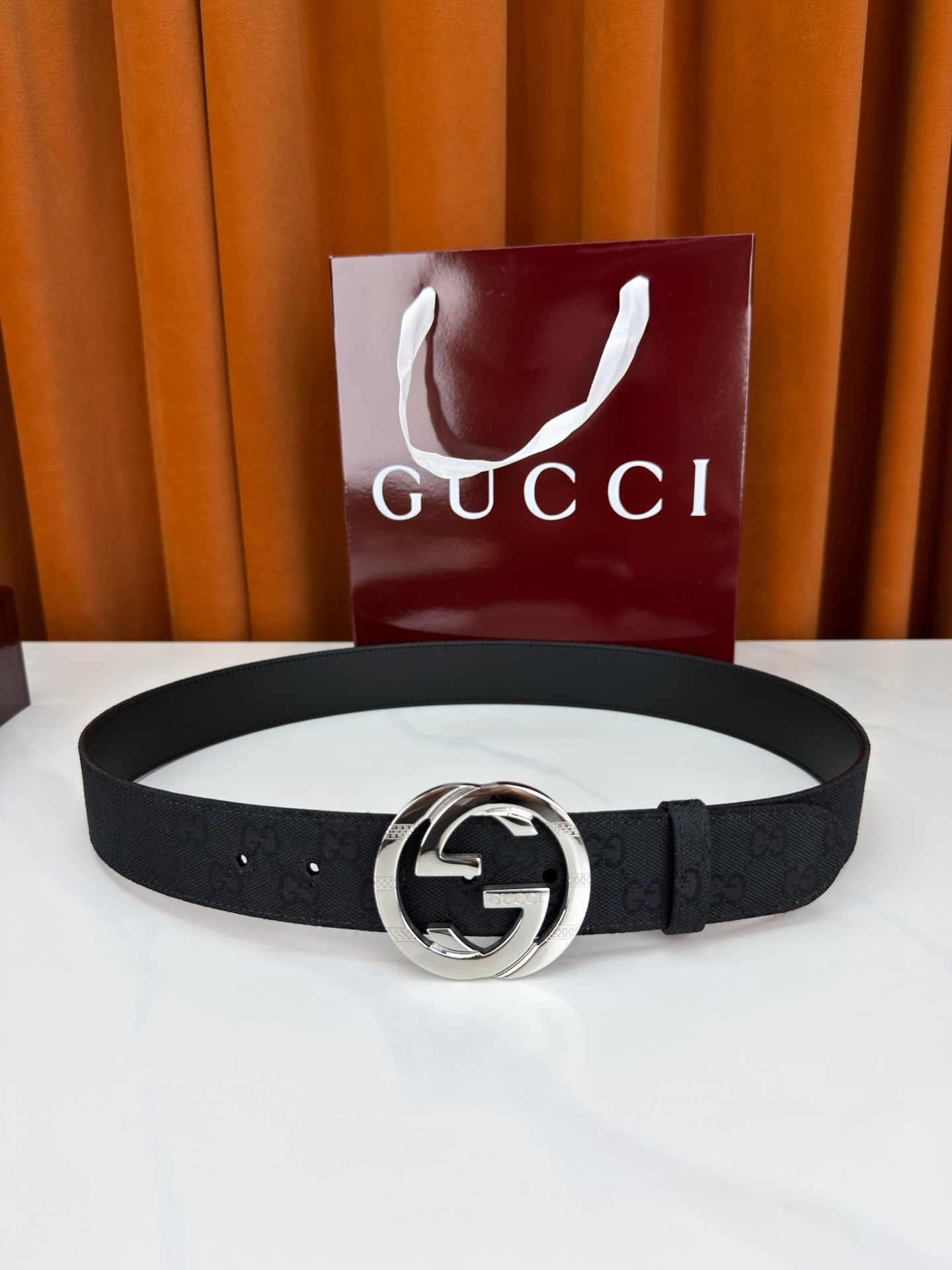 宽度3.8cm Gucci双G扣皮带点燃街头气场。3.8cm利落宽度，帆布与皮革双面切换，硬核与优雅自由