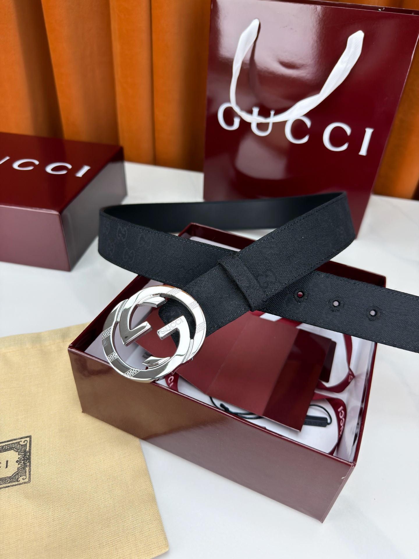 宽度3.8cm Gucci双G扣皮带点燃街头气场。3.8cm利落宽度，帆布与皮革双面切换，硬核与优雅自由
