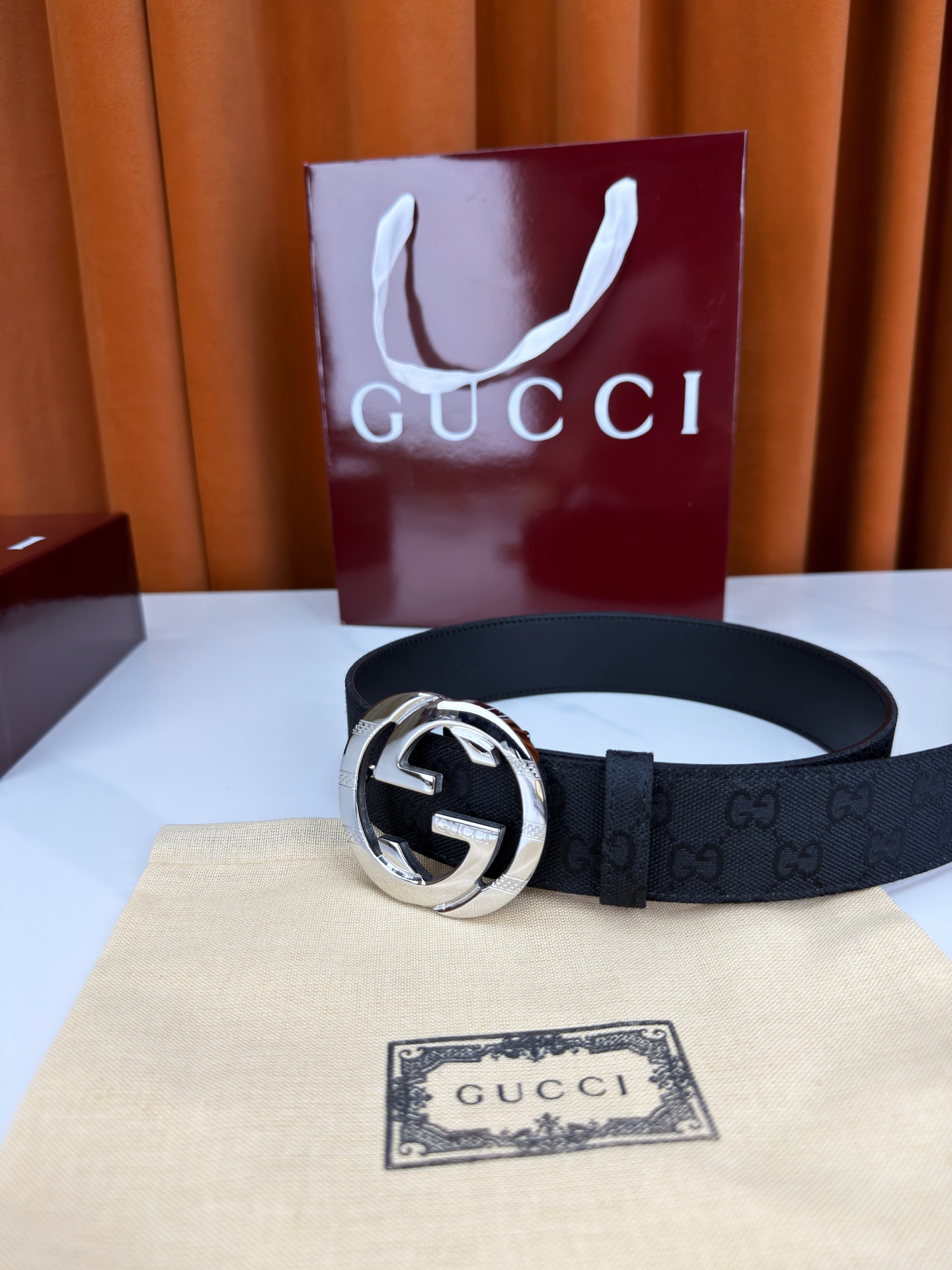 宽度3.8cm Gucci双G扣皮带点燃街头气场。3.8cm利落宽度，帆布与皮革双面切换，硬核与优雅自由