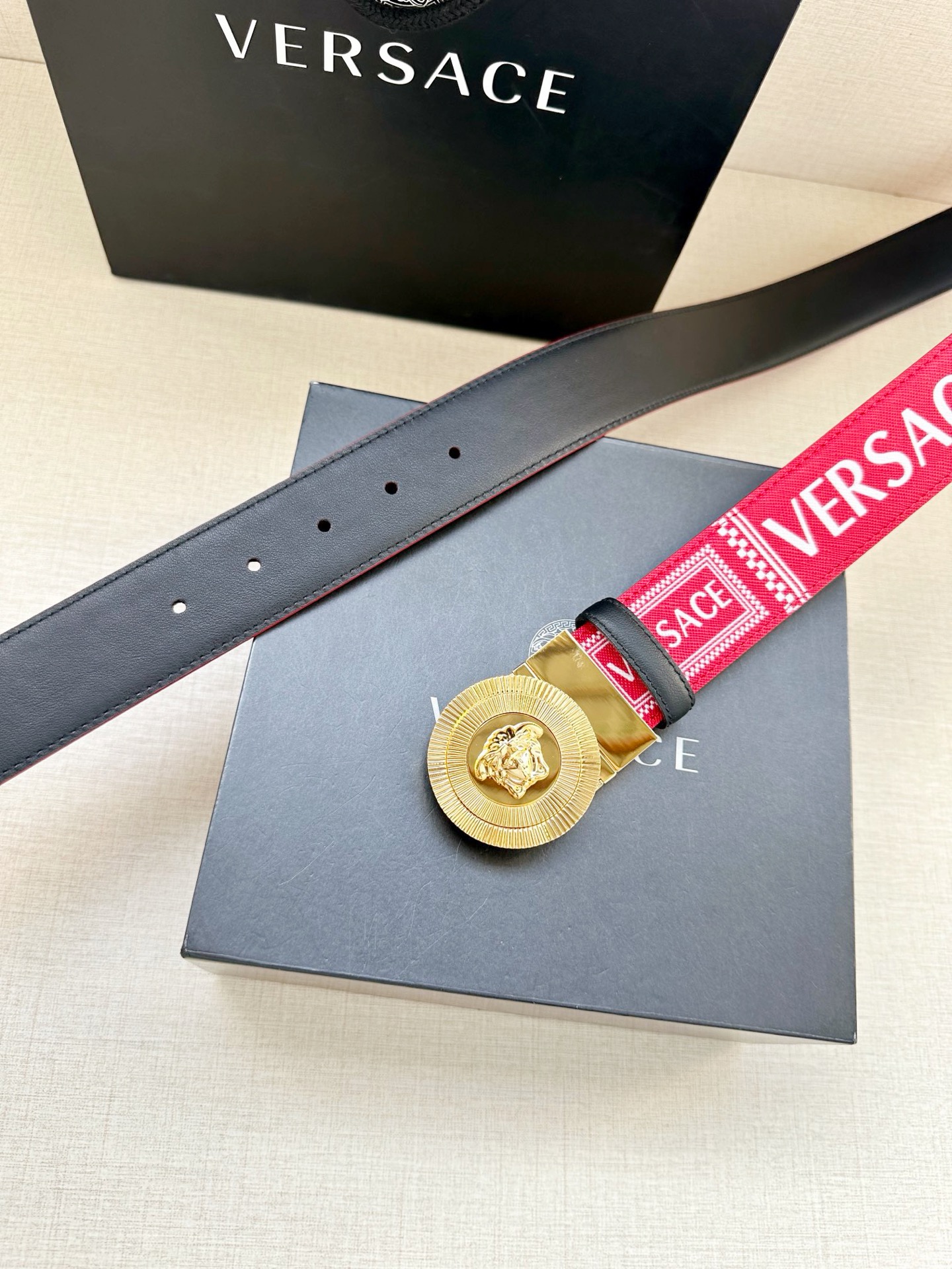 宽度3.8cm 皮带，饰有双面Medusa Biggie搭扣，一面光滑，另一面饰有品牌印花。Medusa