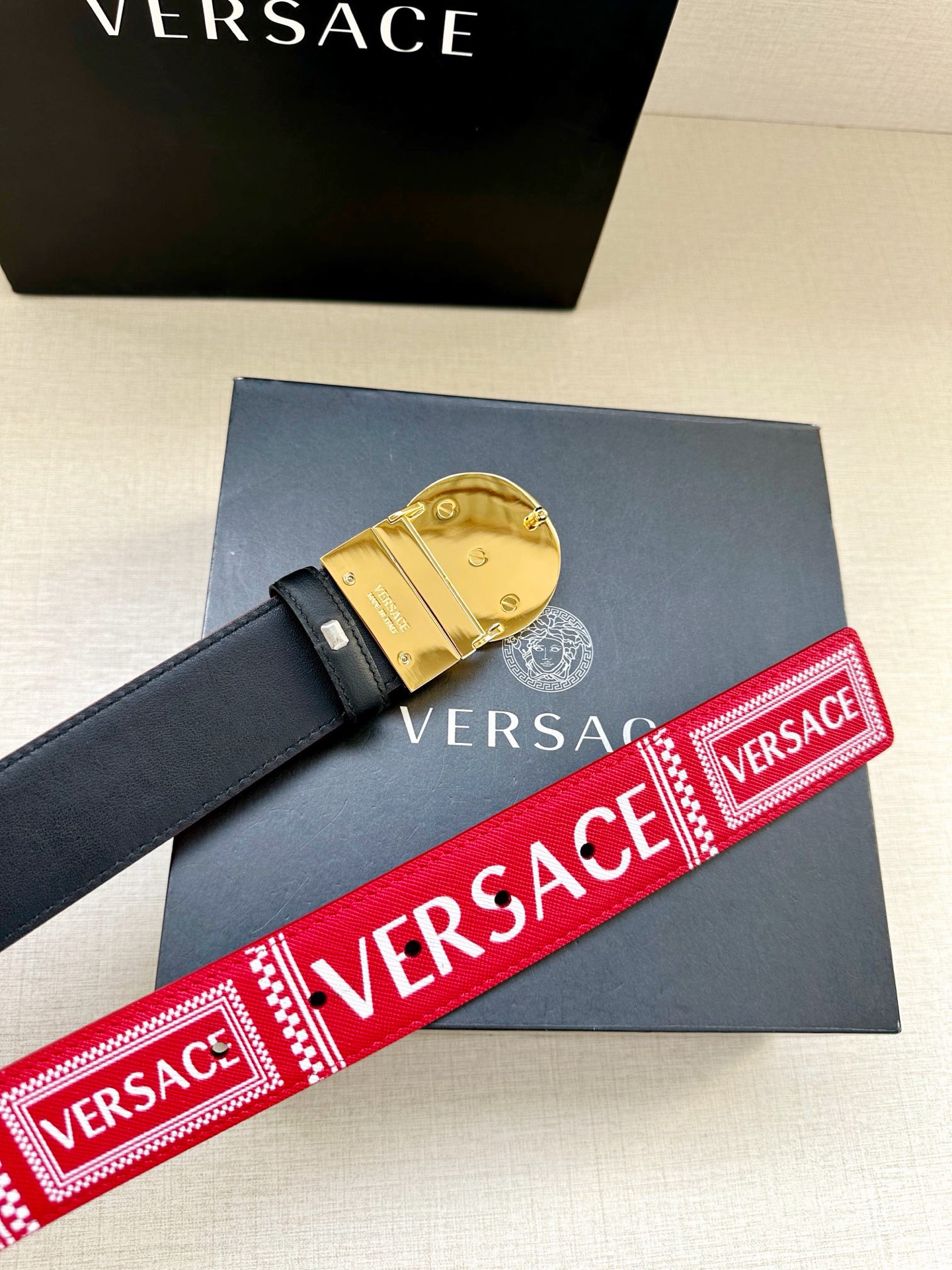 宽度3.8cm 皮带，饰有双面Medusa Biggie搭扣，一面光滑，另一面饰有品牌印花。Medusa