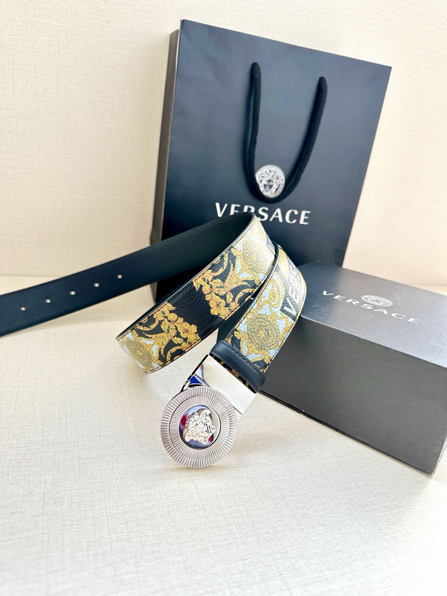 宽度3.8cm 皮带，饰有双面Medusa Biggie搭扣，一面光滑，另一面饰有品牌印花。Medusa