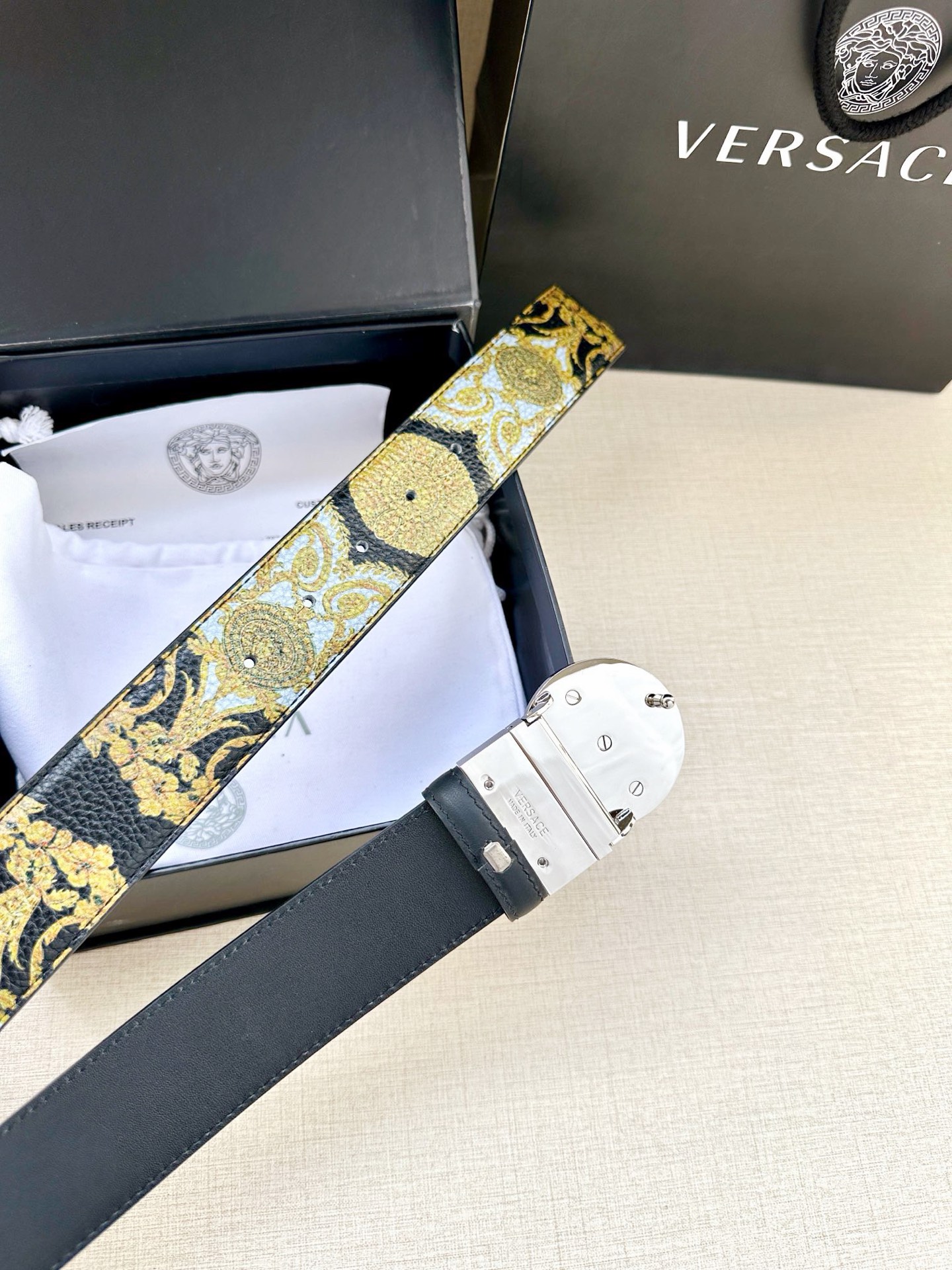 宽度3.8cm 皮带，饰有双面Medusa Biggie搭扣，一面光滑，另一面饰有品牌印花。Medusa
