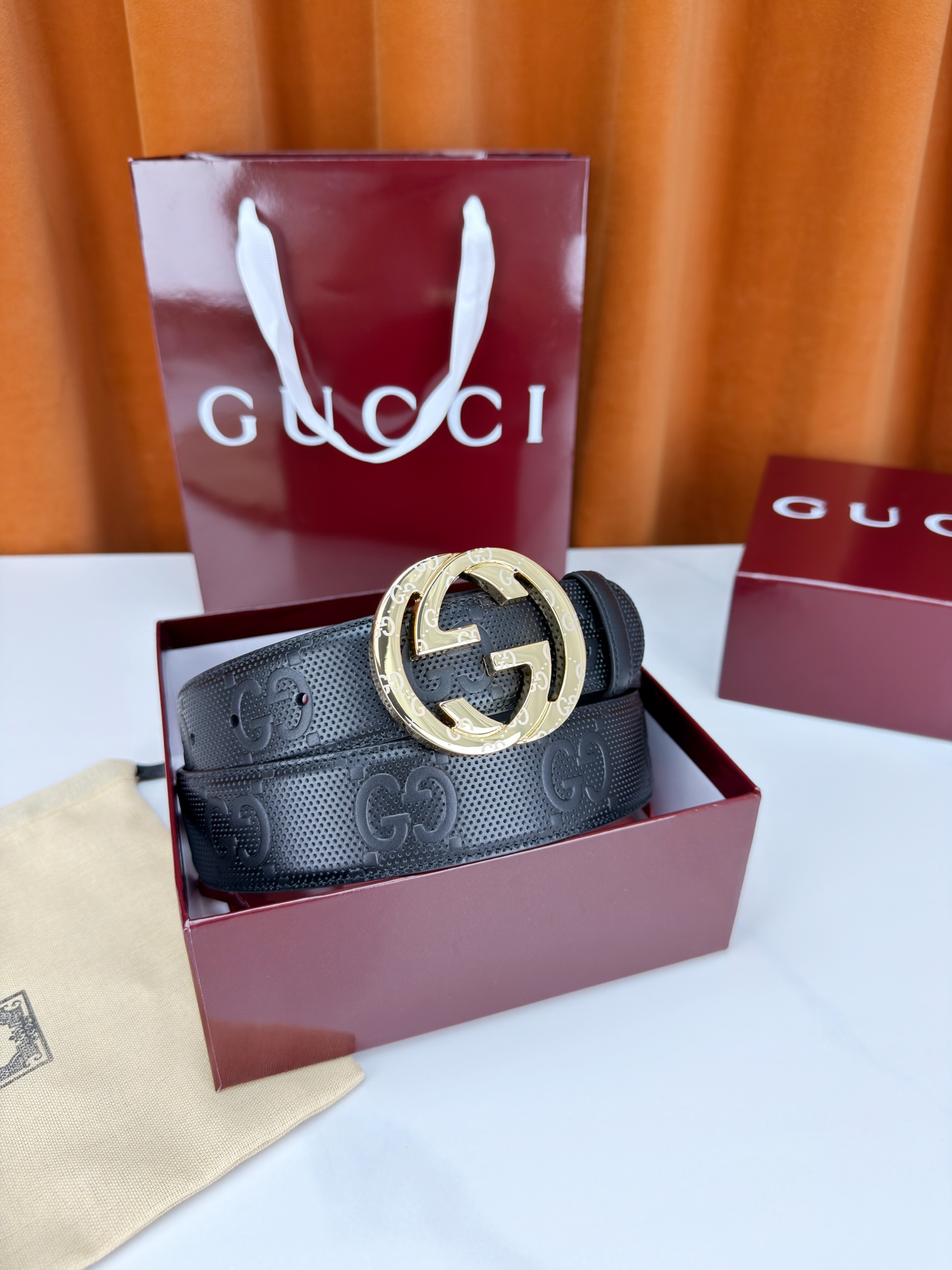 宽度4.0cm Gucci经典双G皮带，甄选皮革满印双G暗纹，互扣式双G金属扣光泽夺目，外圈精雕细刻点缀