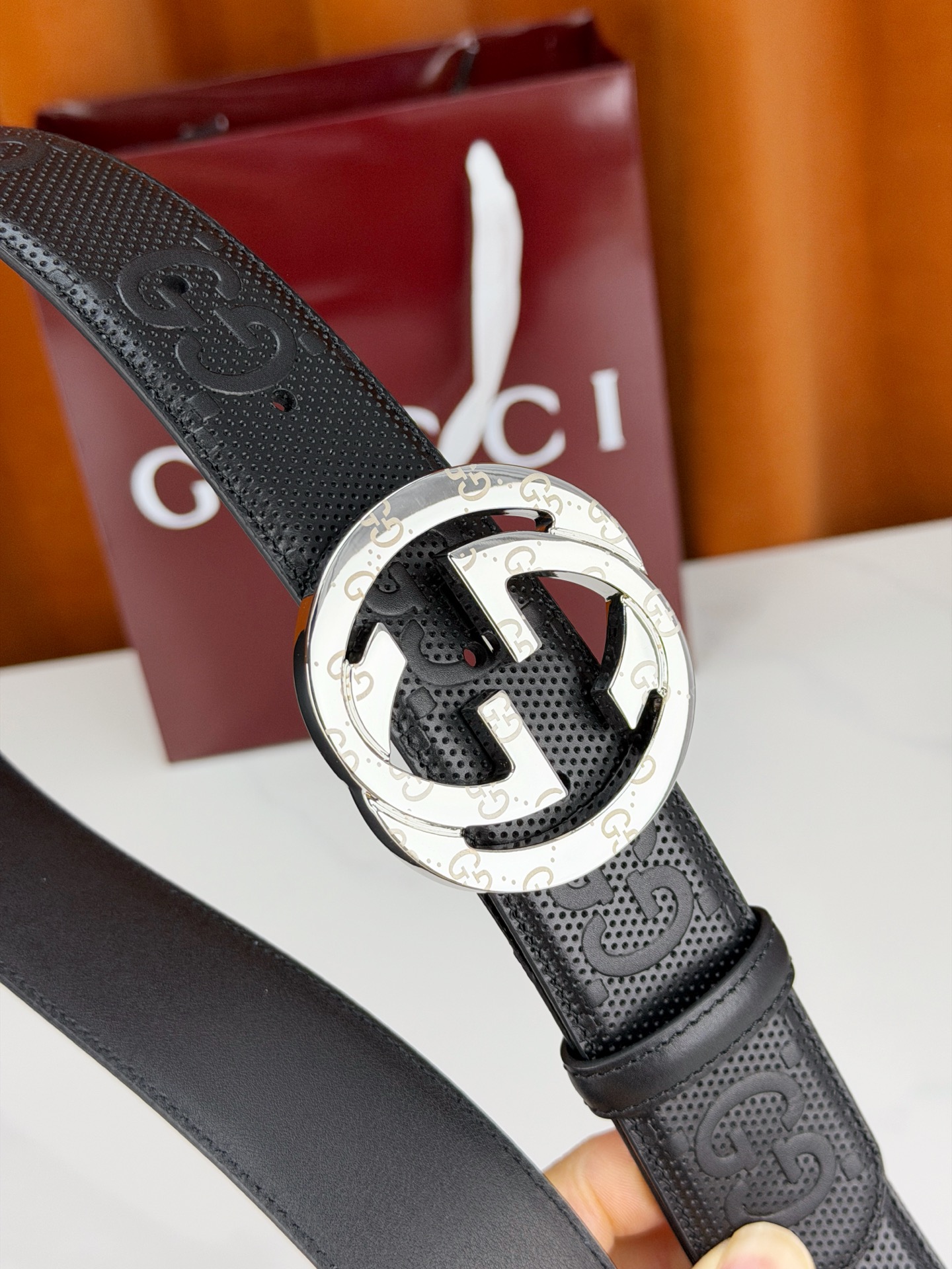 宽度4.0cm Gucci经典双G皮带，甄选皮革满印双G暗纹，互扣式双G金属扣光泽夺目，外圈精雕细刻点缀