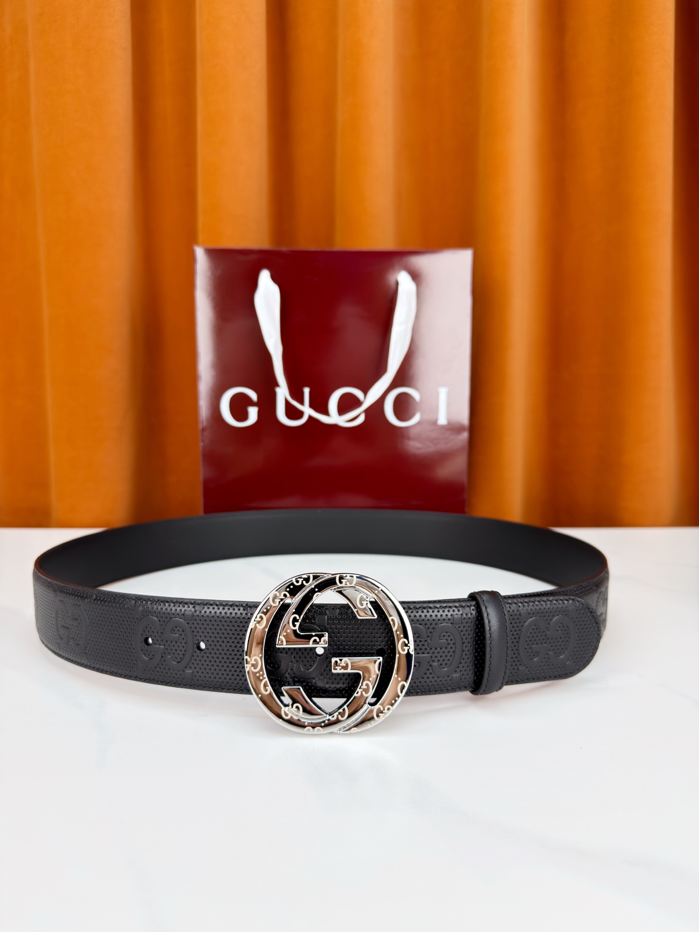 宽度4.0cm Gucci经典双G皮带，甄选皮革满印双G暗纹，互扣式双G金属扣光泽夺目，外圈精雕细刻点缀