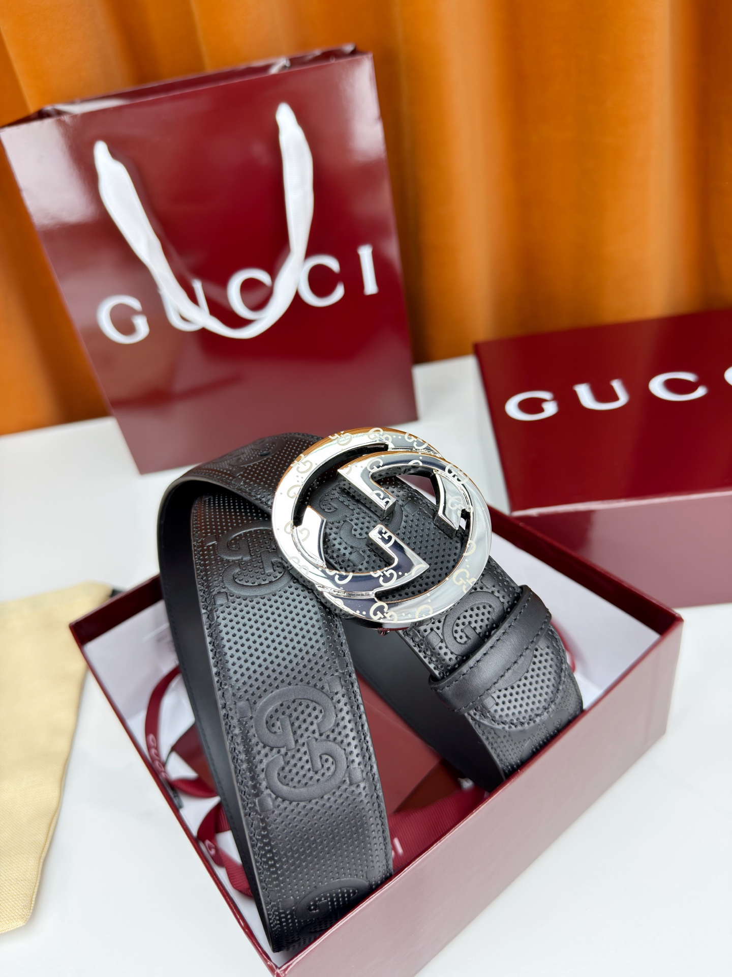 宽度4.0cm Gucci经典双G皮带，甄选皮革满印双G暗纹，互扣式双G金属扣光泽夺目，外圈精雕细刻点缀