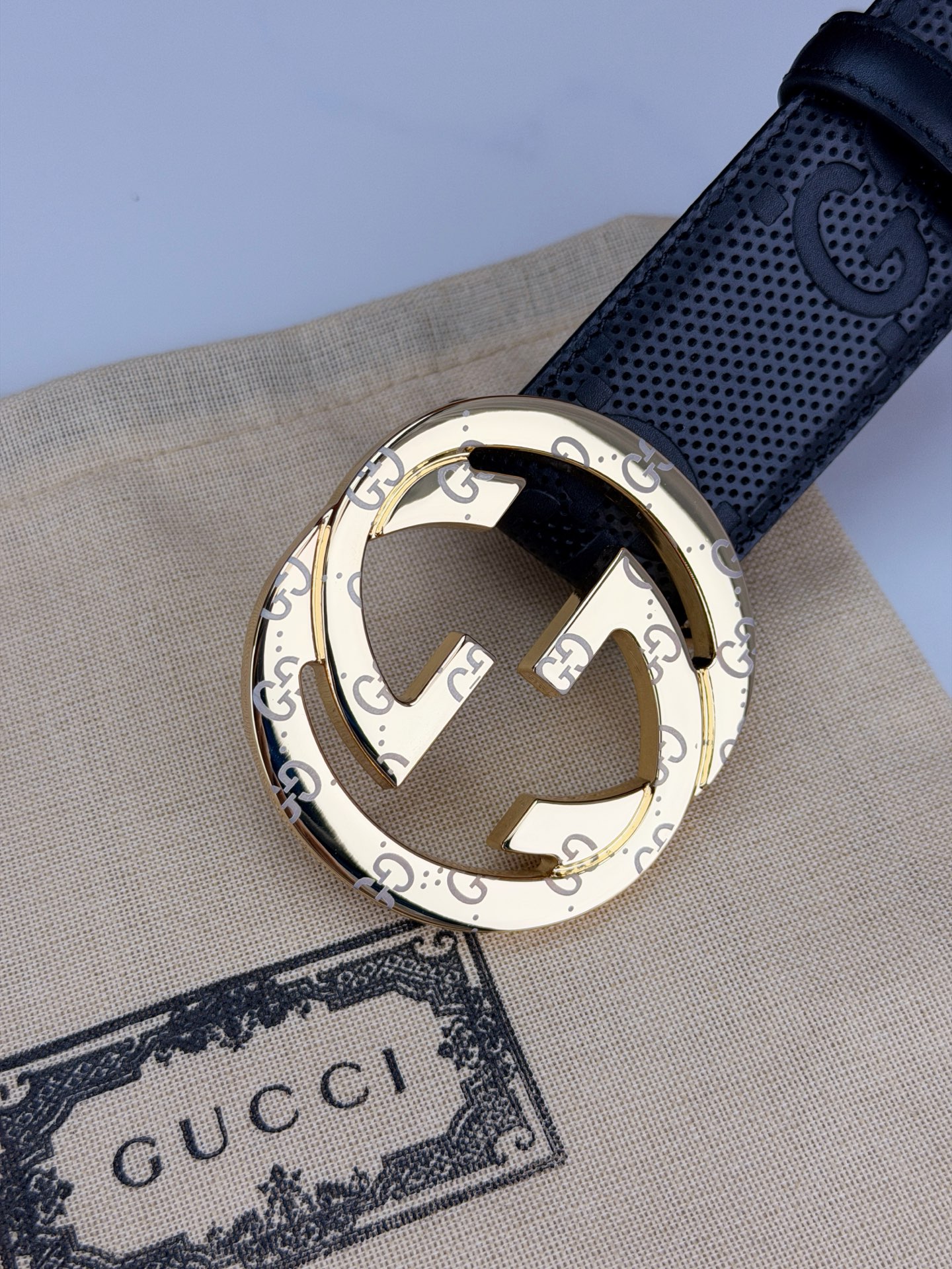 宽度4.0cm Gucci经典双G皮带，甄选皮革满印双G暗纹，互扣式双G金属扣光泽夺目，外圈精雕细刻点缀