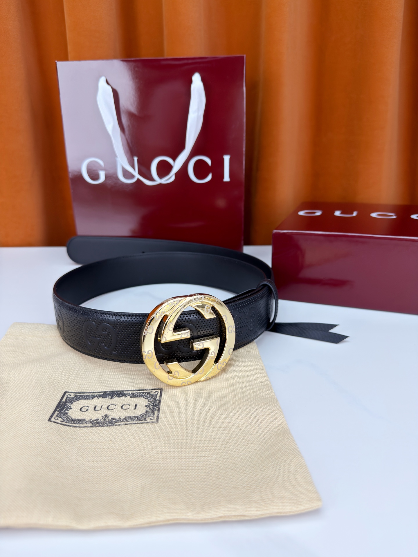 宽度4.0cm Gucci经典双G皮带，甄选皮革满印双G暗纹，互扣式双G金属扣光泽夺目，外圈精雕细刻点缀