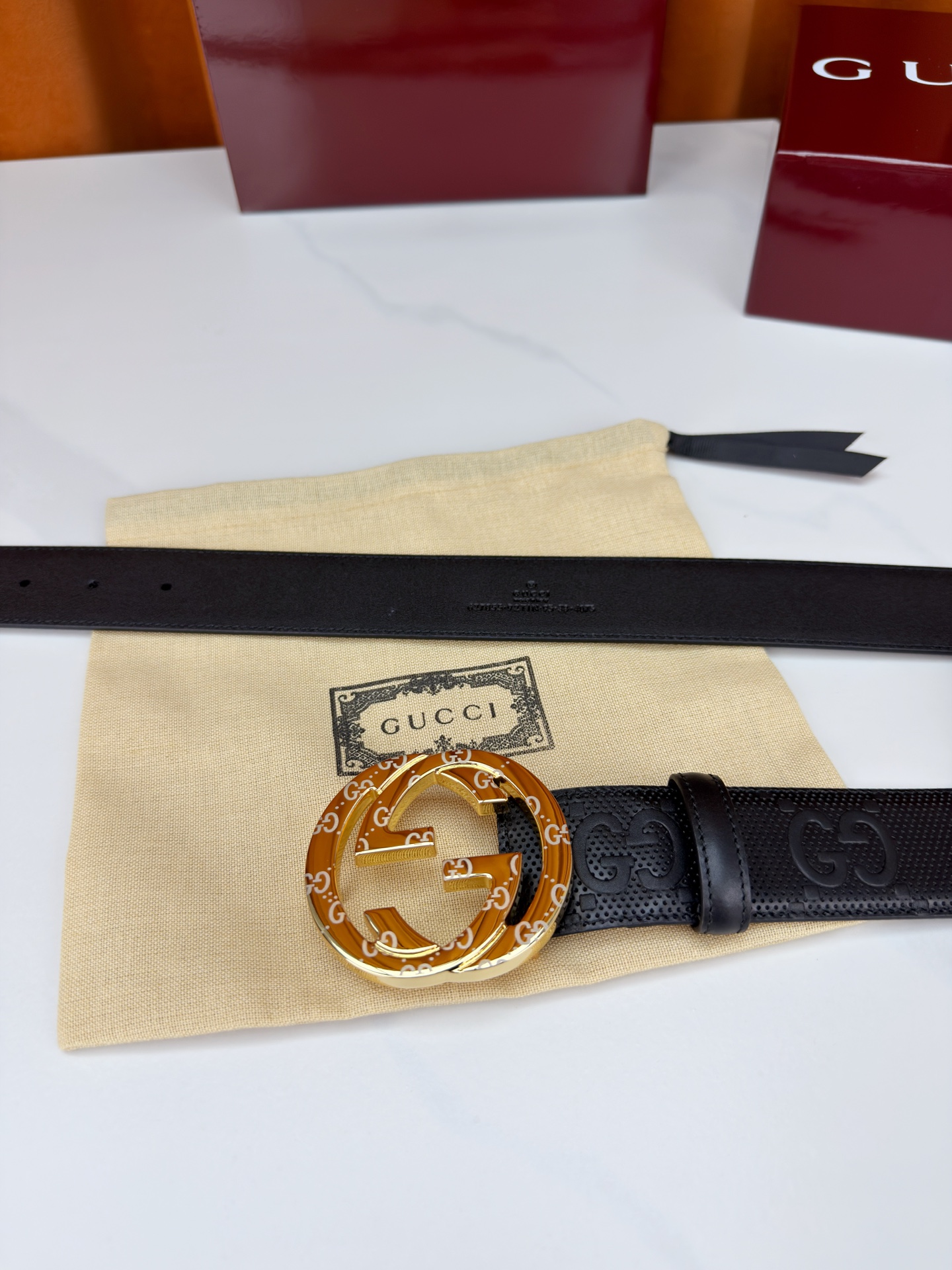 宽度4.0cm Gucci经典双G皮带，甄选皮革满印双G暗纹，互扣式双G金属扣光泽夺目，外圈精雕细刻点缀