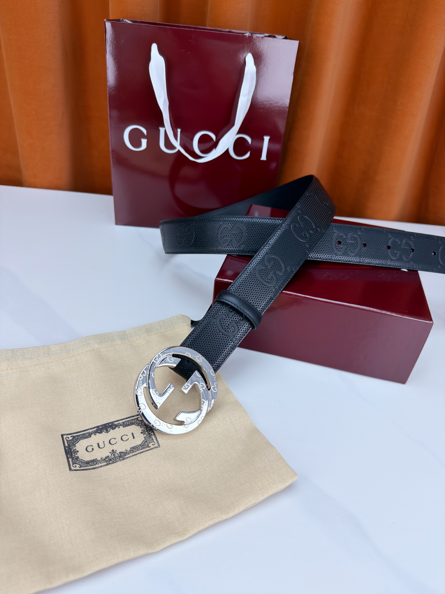 宽度4.0cm Gucci经典双G皮带，甄选皮革满印双G暗纹，互扣式双G金属扣光泽夺目，外圈精雕细刻点缀
