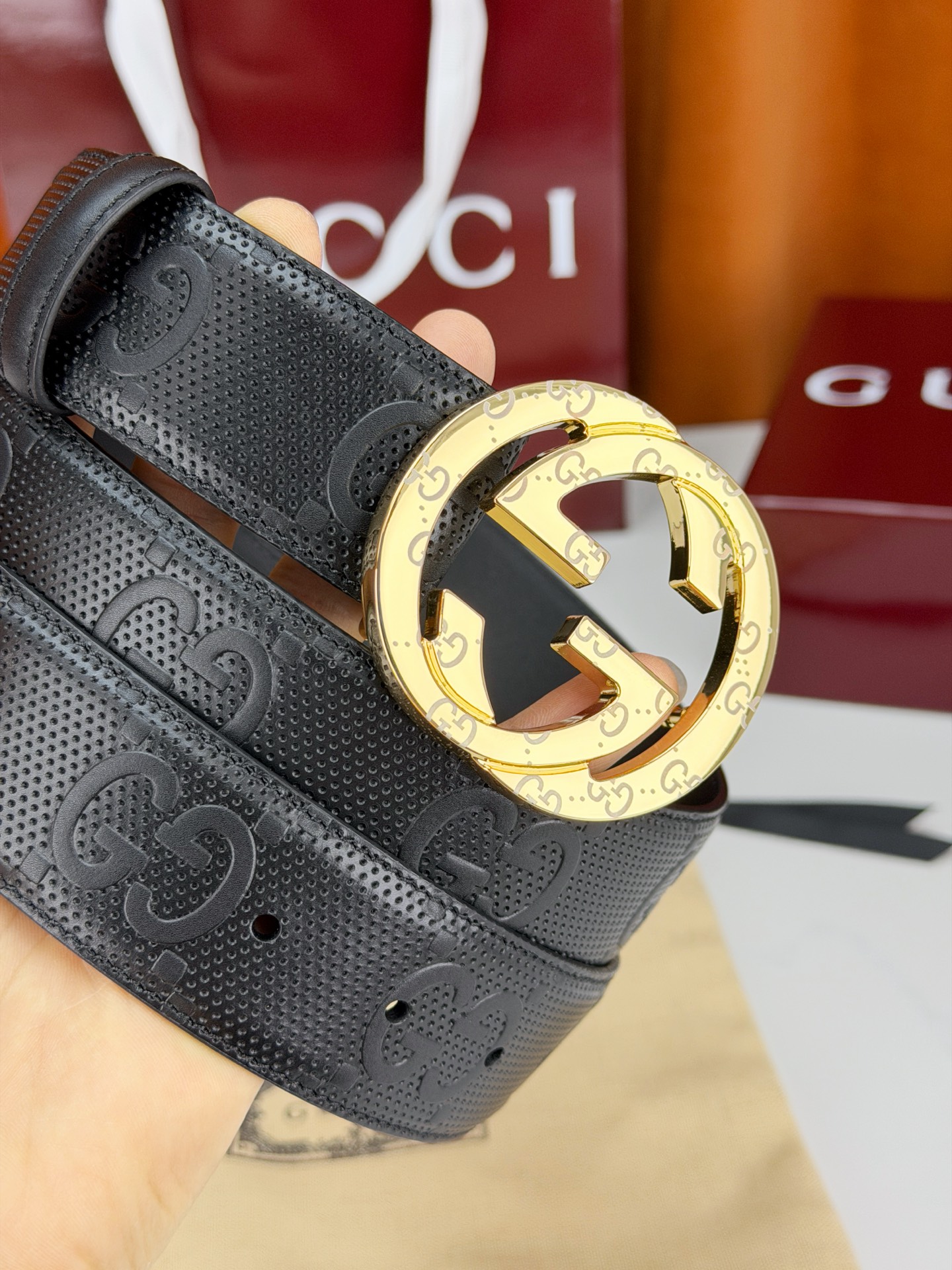 宽度4.0cm Gucci经典双G皮带，甄选皮革满印双G暗纹，互扣式双G金属扣光泽夺目，外圈精雕细刻点缀