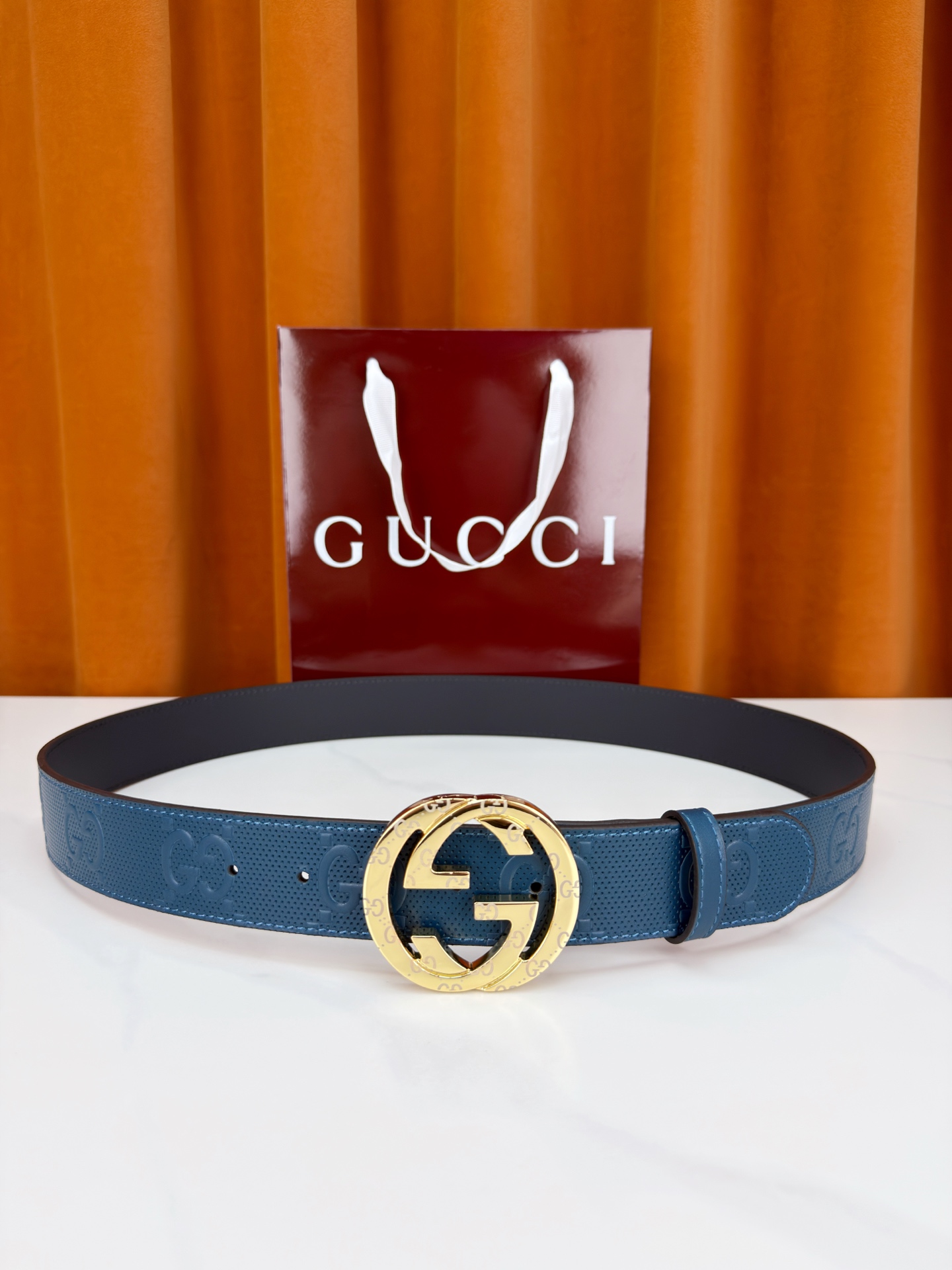 宽度4.0cm Gucci经典双G皮带，甄选皮革满印双G暗纹，互扣式双G金属扣光泽夺目，外圈精雕细刻点缀
