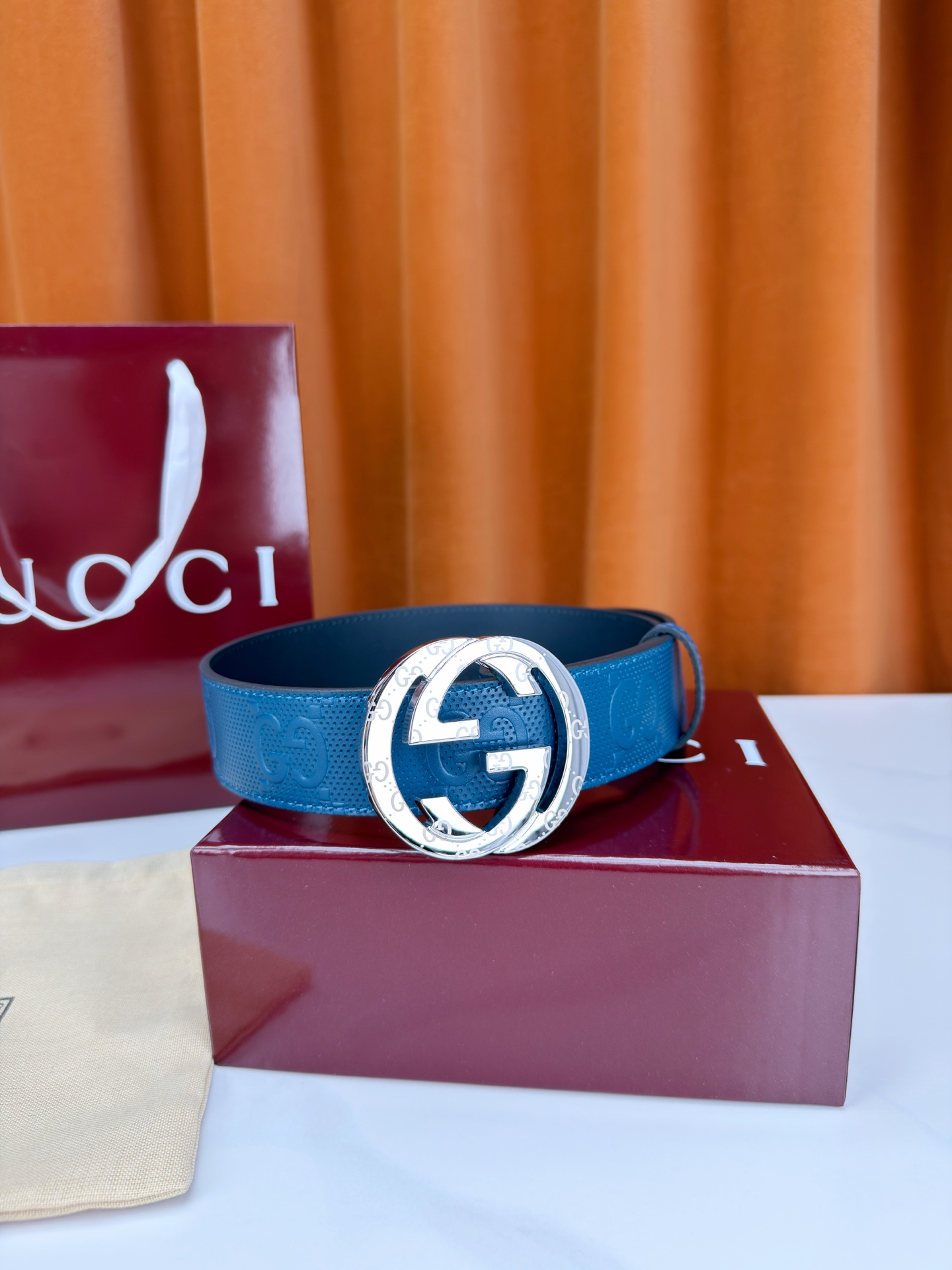 宽度4.0cm Gucci经典双G皮带，甄选皮革满印双G暗纹，互扣式双G金属扣光泽夺目，外圈精雕细刻点缀