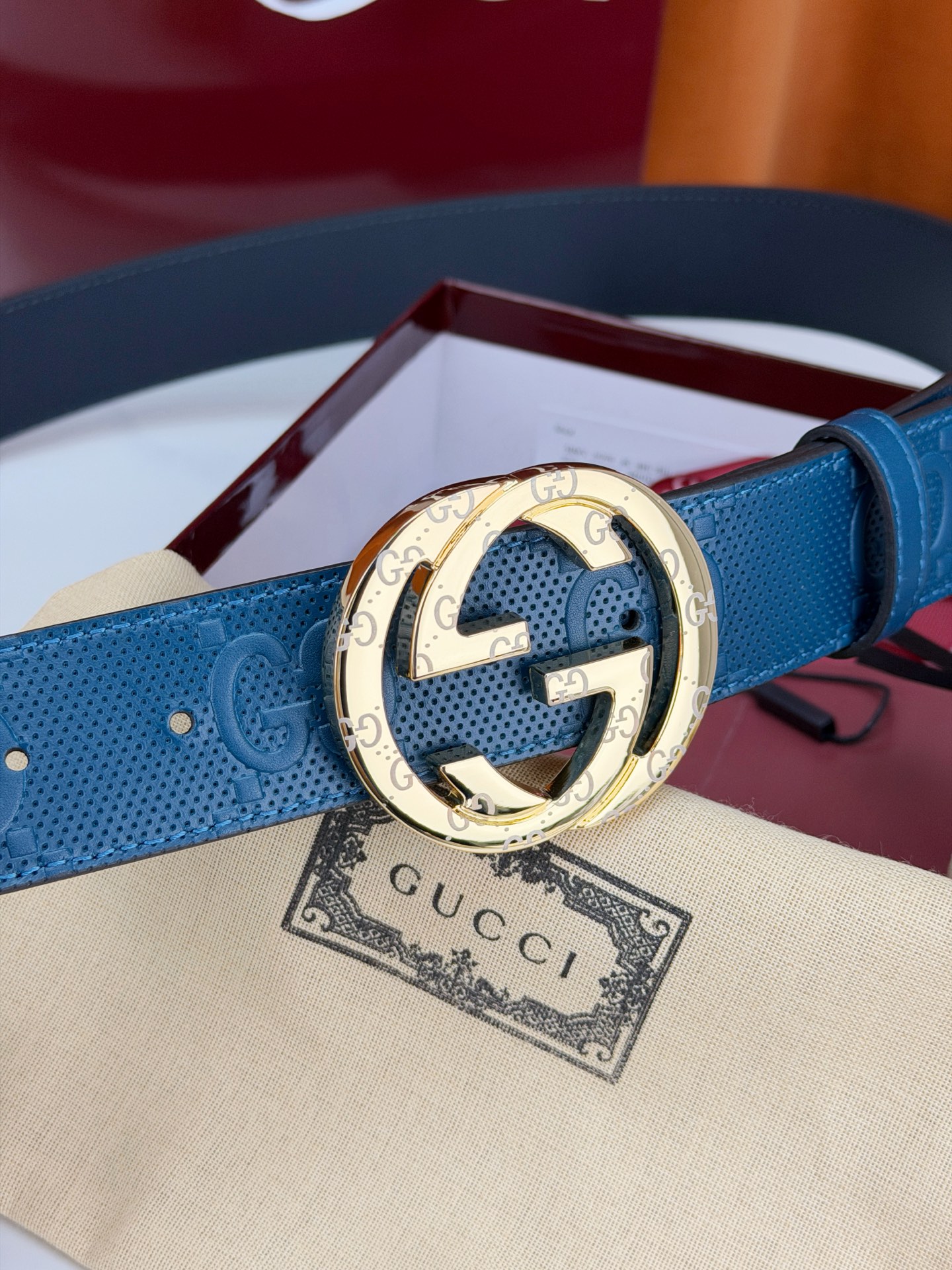 宽度4.0cm Gucci经典双G皮带，甄选皮革满印双G暗纹，互扣式双G金属扣光泽夺目，外圈精雕细刻点缀