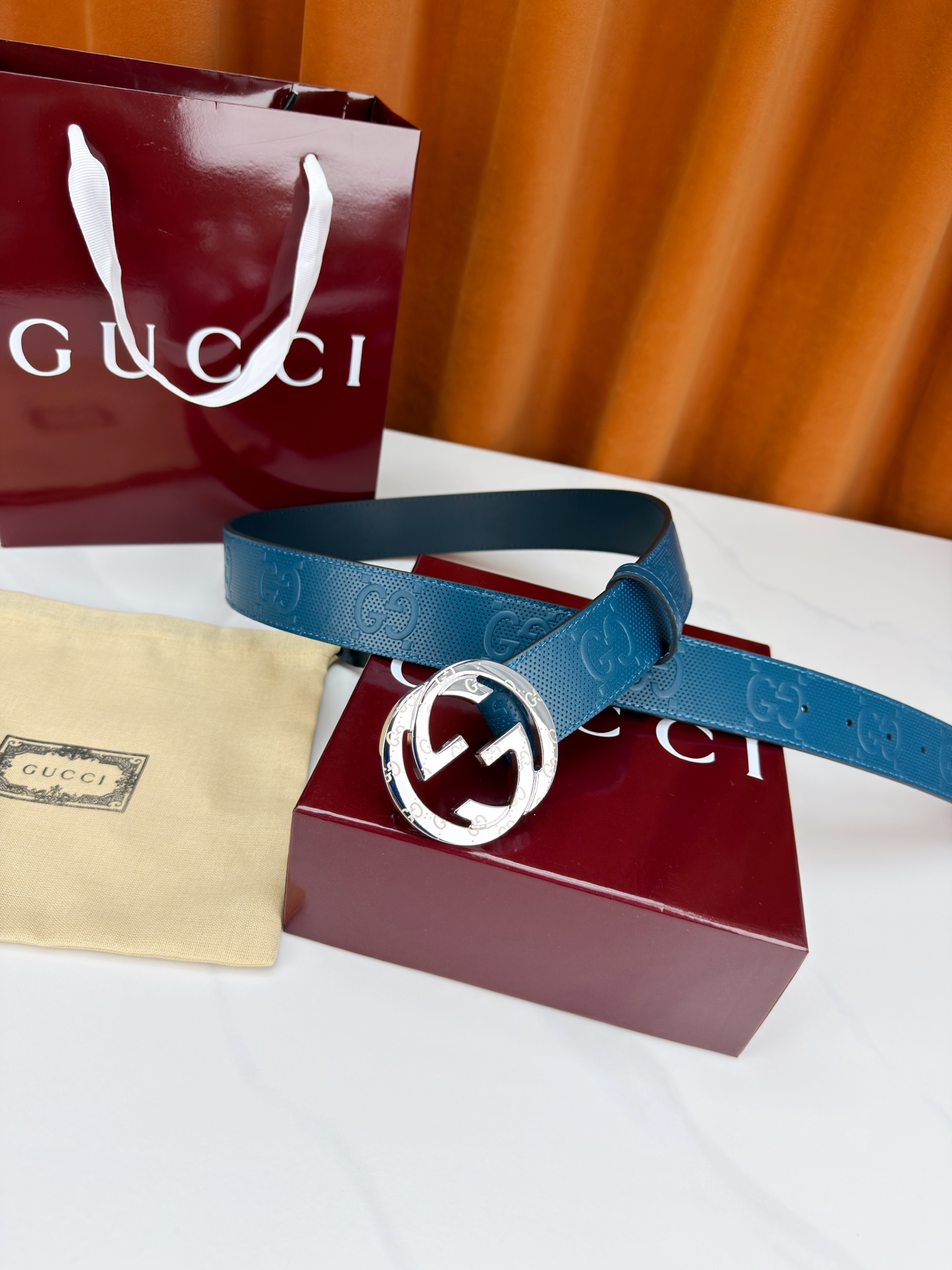 宽度4.0cm Gucci经典双G皮带，甄选皮革满印双G暗纹，互扣式双G金属扣光泽夺目，外圈精雕细刻点缀