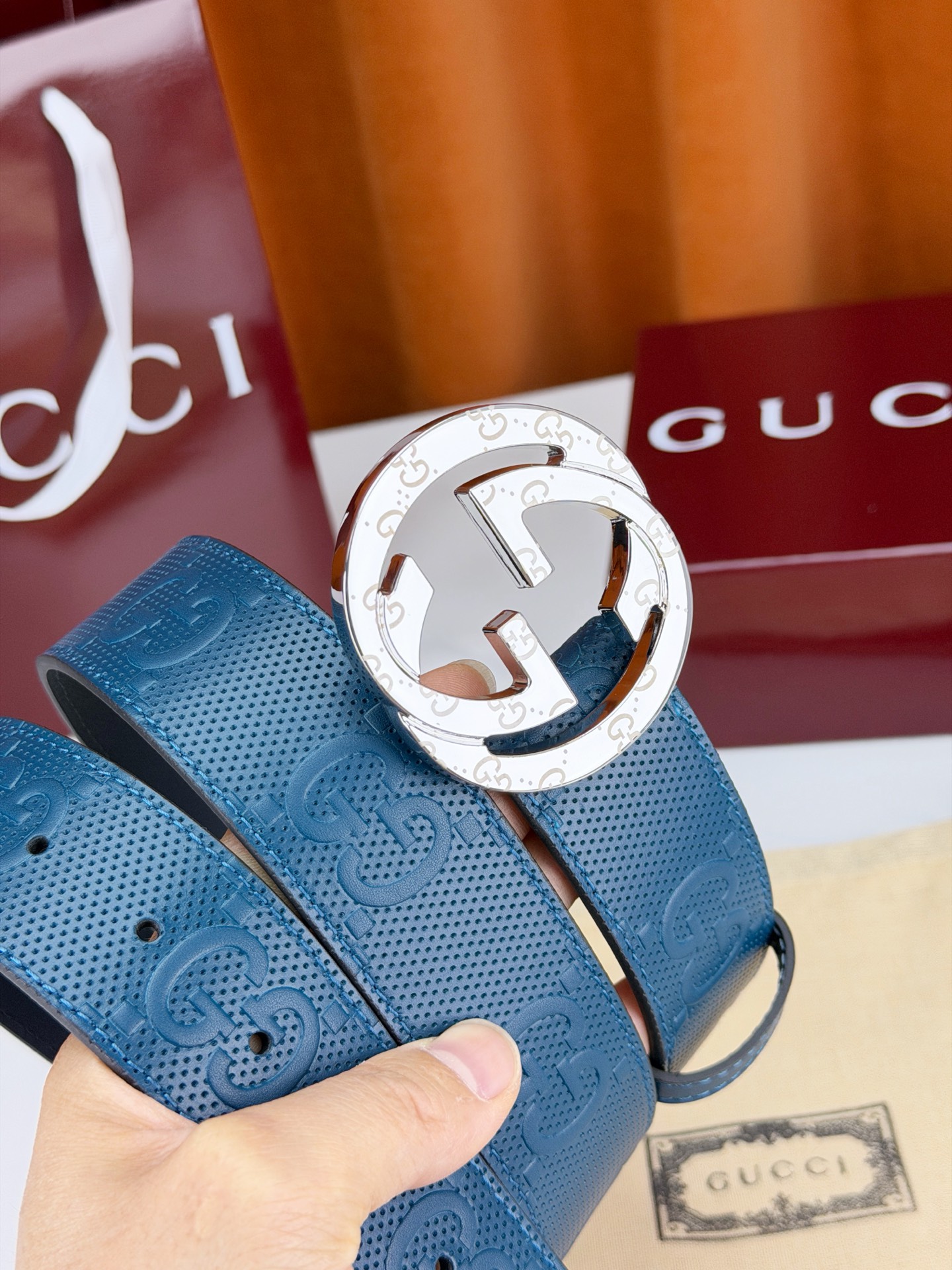 宽度4.0cm Gucci经典双G皮带，甄选皮革满印双G暗纹，互扣式双G金属扣光泽夺目，外圈精雕细刻点缀
