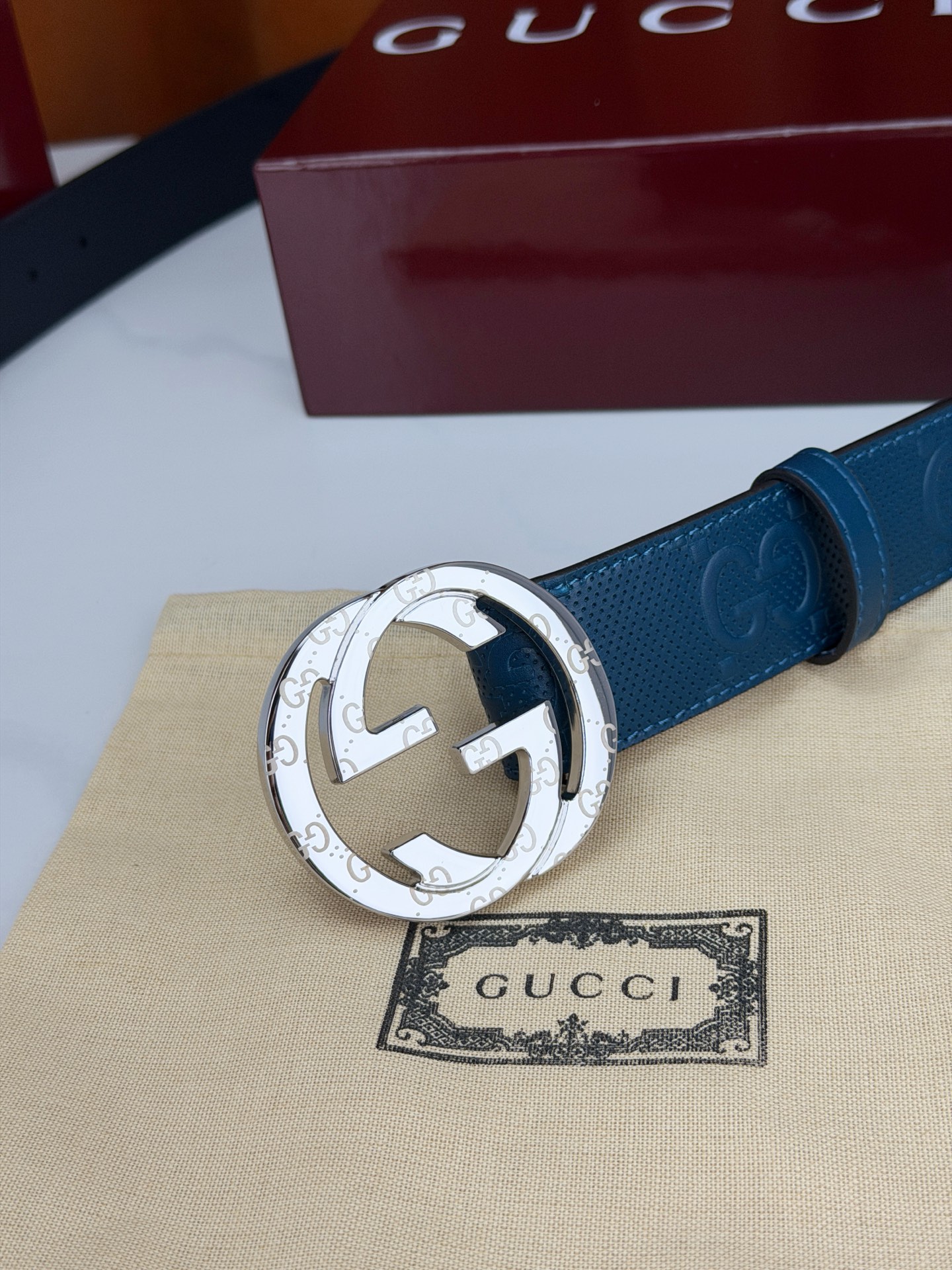 宽度4.0cm Gucci经典双G皮带，甄选皮革满印双G暗纹，互扣式双G金属扣光泽夺目，外圈精雕细刻点缀