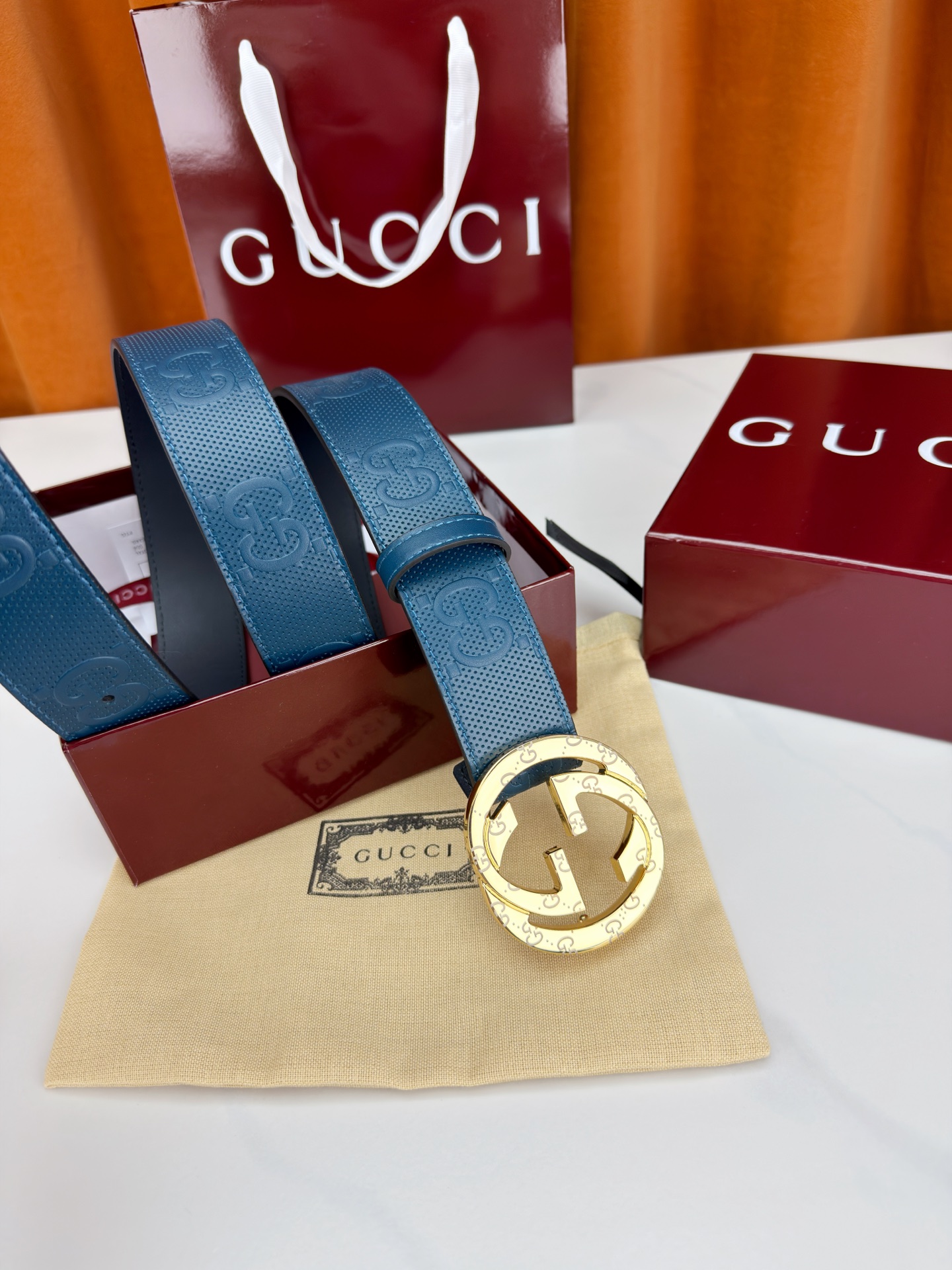 宽度4.0cm Gucci经典双G皮带，甄选皮革满印双G暗纹，互扣式双G金属扣光泽夺目，外圈精雕细刻点缀
