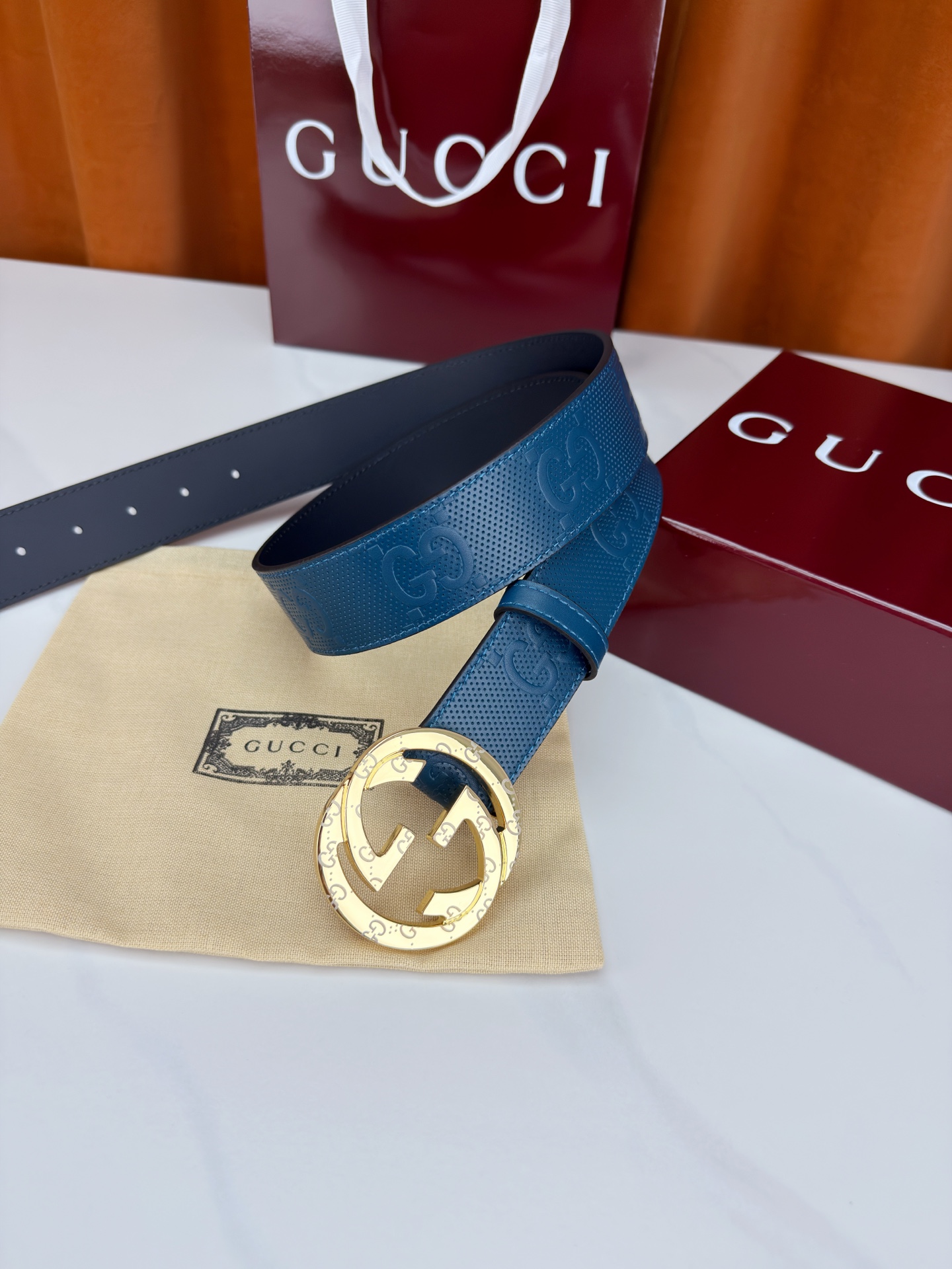 宽度4.0cm Gucci经典双G皮带，甄选皮革满印双G暗纹，互扣式双G金属扣光泽夺目，外圈精雕细刻点缀