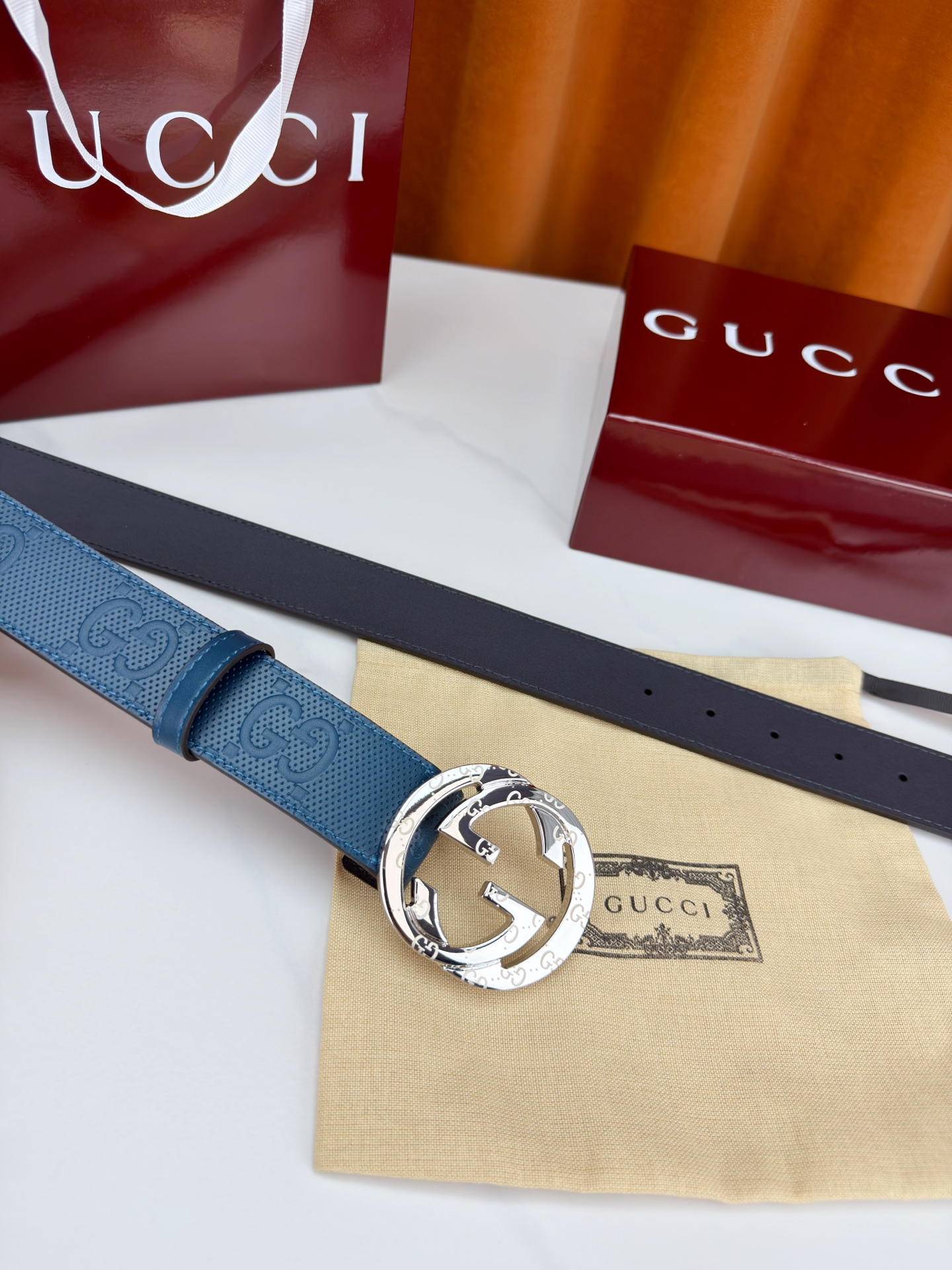 宽度4.0cm Gucci经典双G皮带，甄选皮革满印双G暗纹，互扣式双G金属扣光泽夺目，外圈精雕细刻点缀