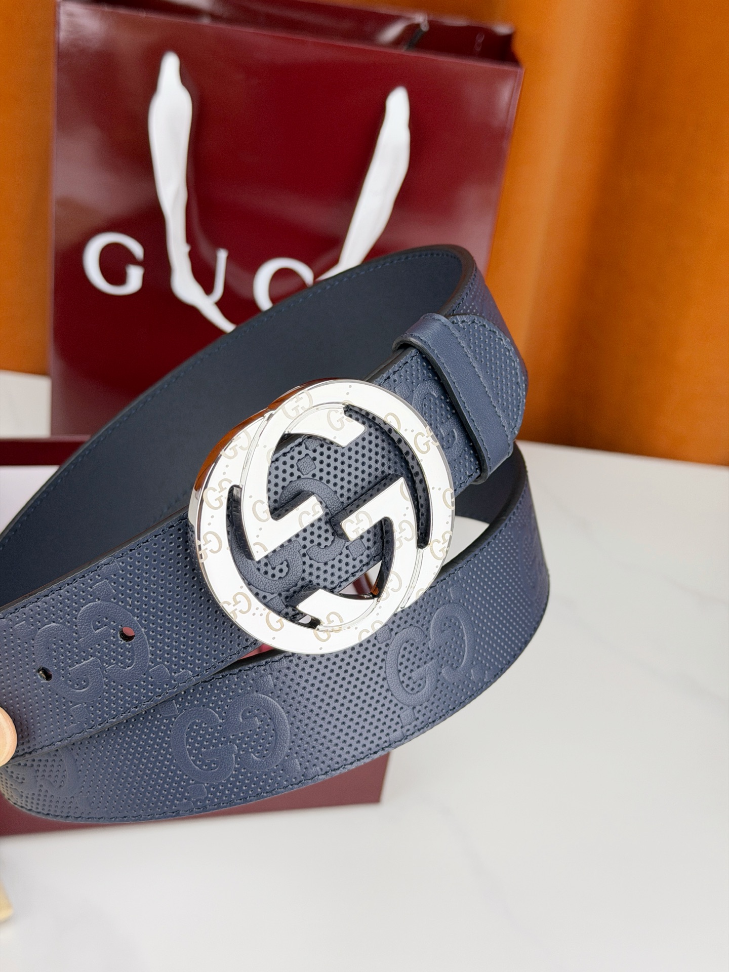 宽度4.0cm Gucci经典双G皮带，甄选皮革满印双G暗纹，互扣式双G金属扣光泽夺目，外圈精雕细刻点缀