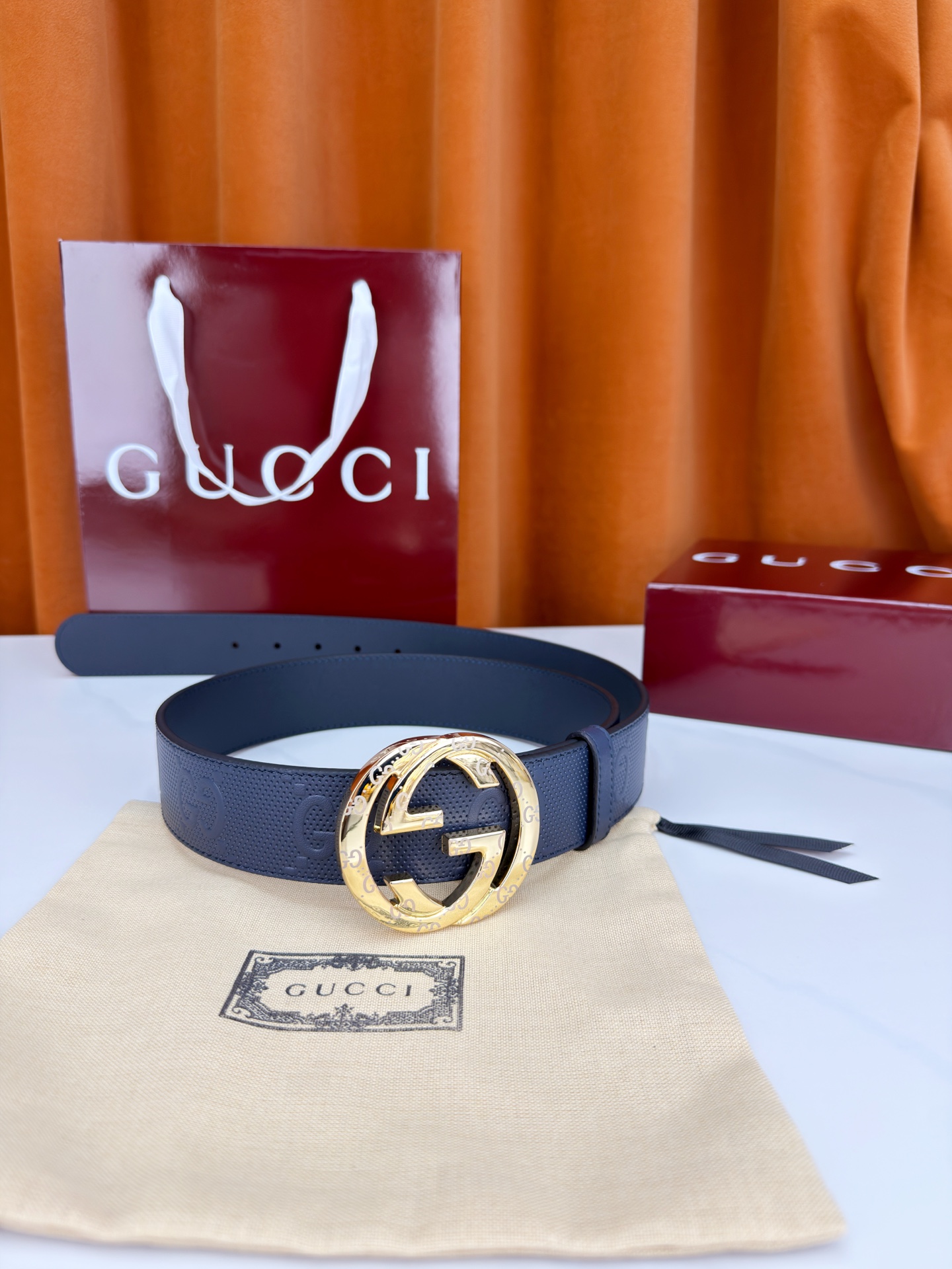 宽度4.0cm Gucci经典双G皮带，甄选皮革满印双G暗纹，互扣式双G金属扣光泽夺目，外圈精雕细刻点缀