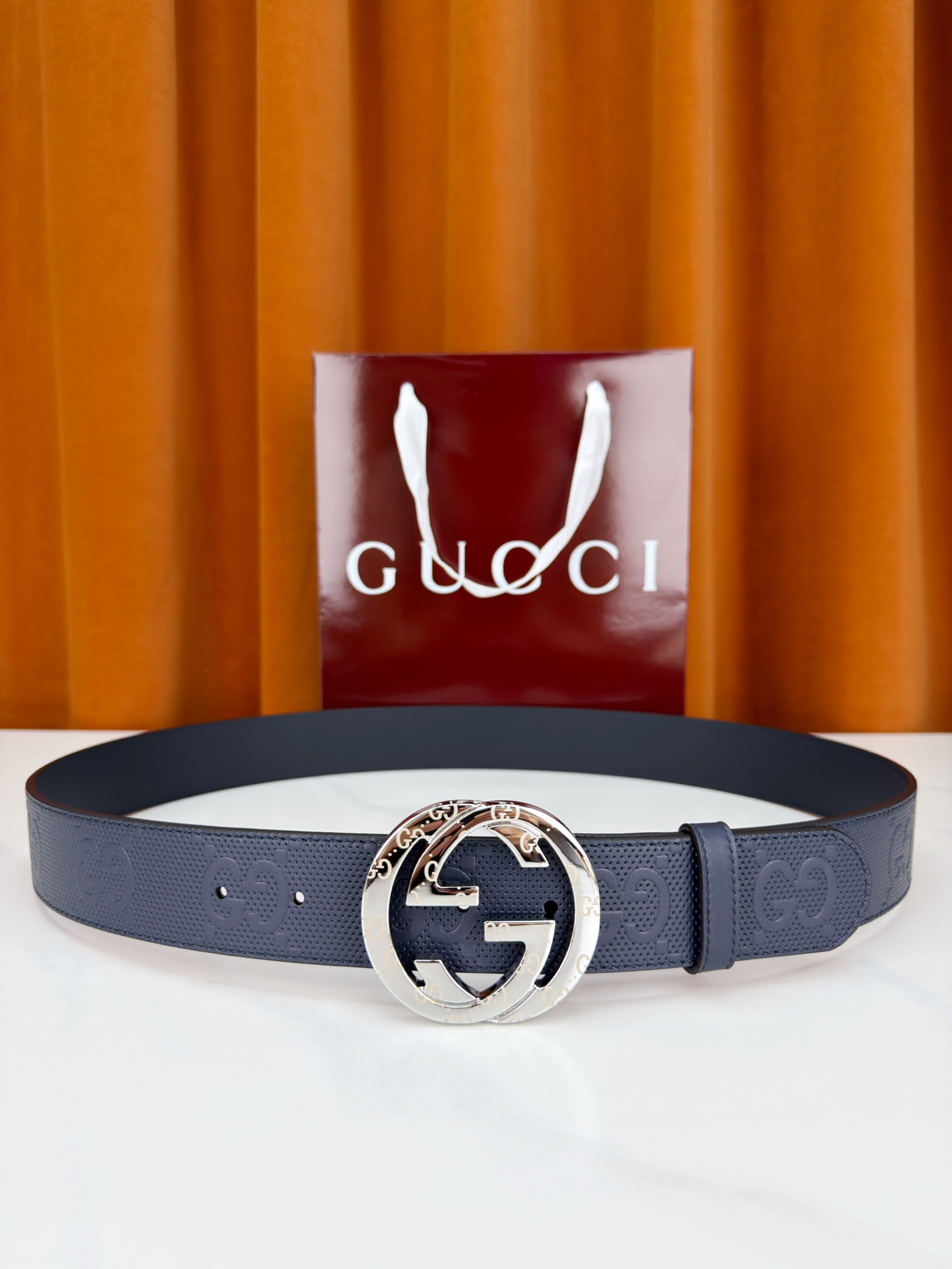 宽度4.0cm Gucci经典双G皮带，甄选皮革满印双G暗纹，互扣式双G金属扣光泽夺目，外圈精雕细刻点缀