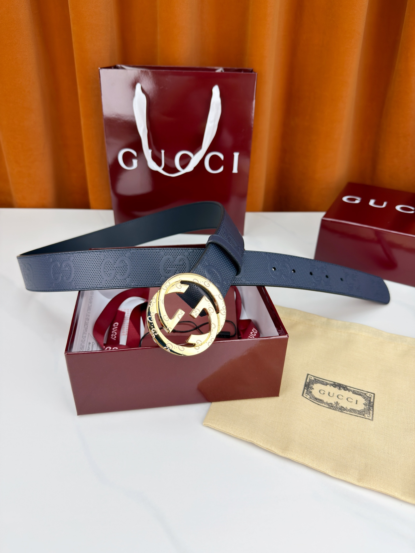宽度4.0cm Gucci经典双G皮带，甄选皮革满印双G暗纹，互扣式双G金属扣光泽夺目，外圈精雕细刻点缀