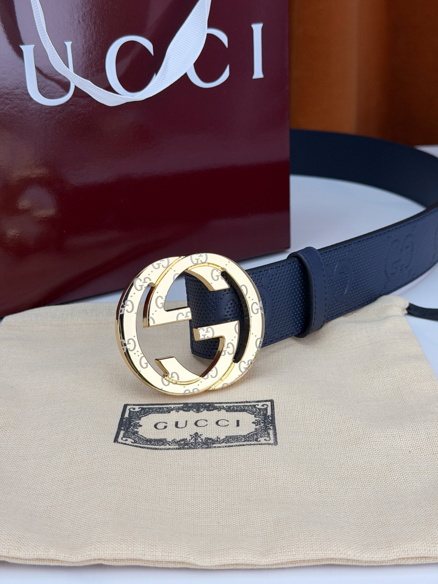 宽度4.0cm Gucci经典双G皮带，甄选皮革满印双G暗纹，互扣式双G金属扣光泽夺目，外圈精雕细刻点缀